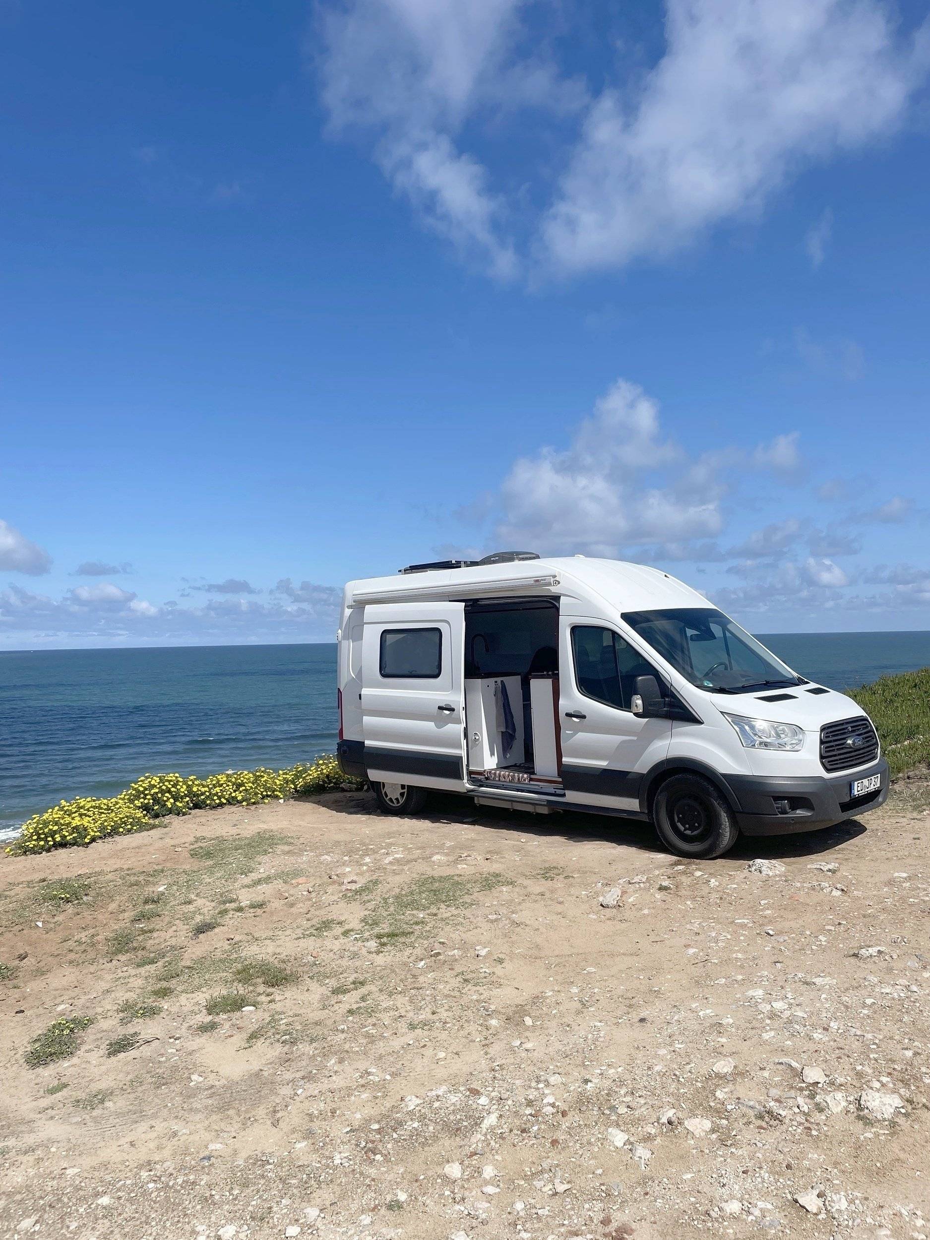 schräge Vorderansicht Ford Transit - Yescapa