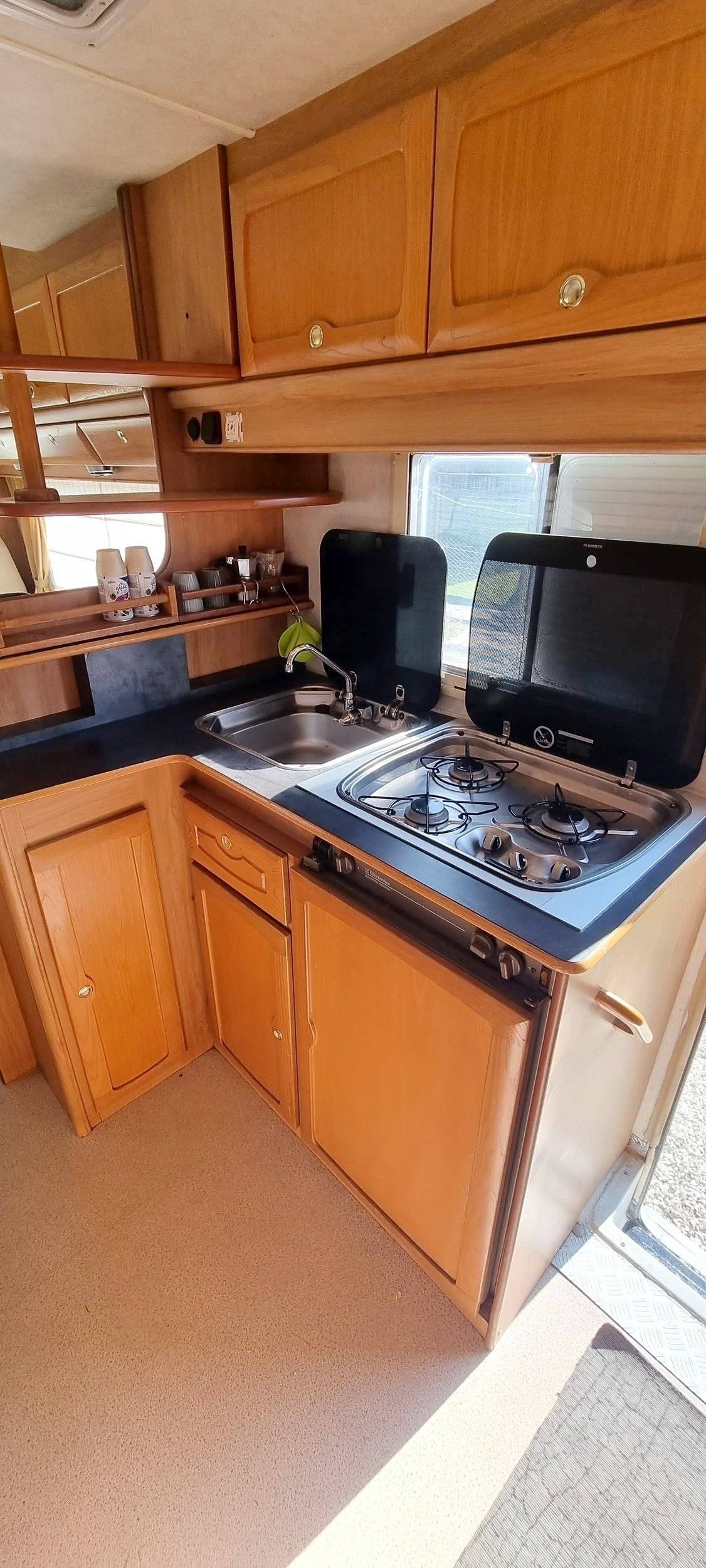 Angolo cucina Fiat Ducato 2.8 JTD - Yescapa