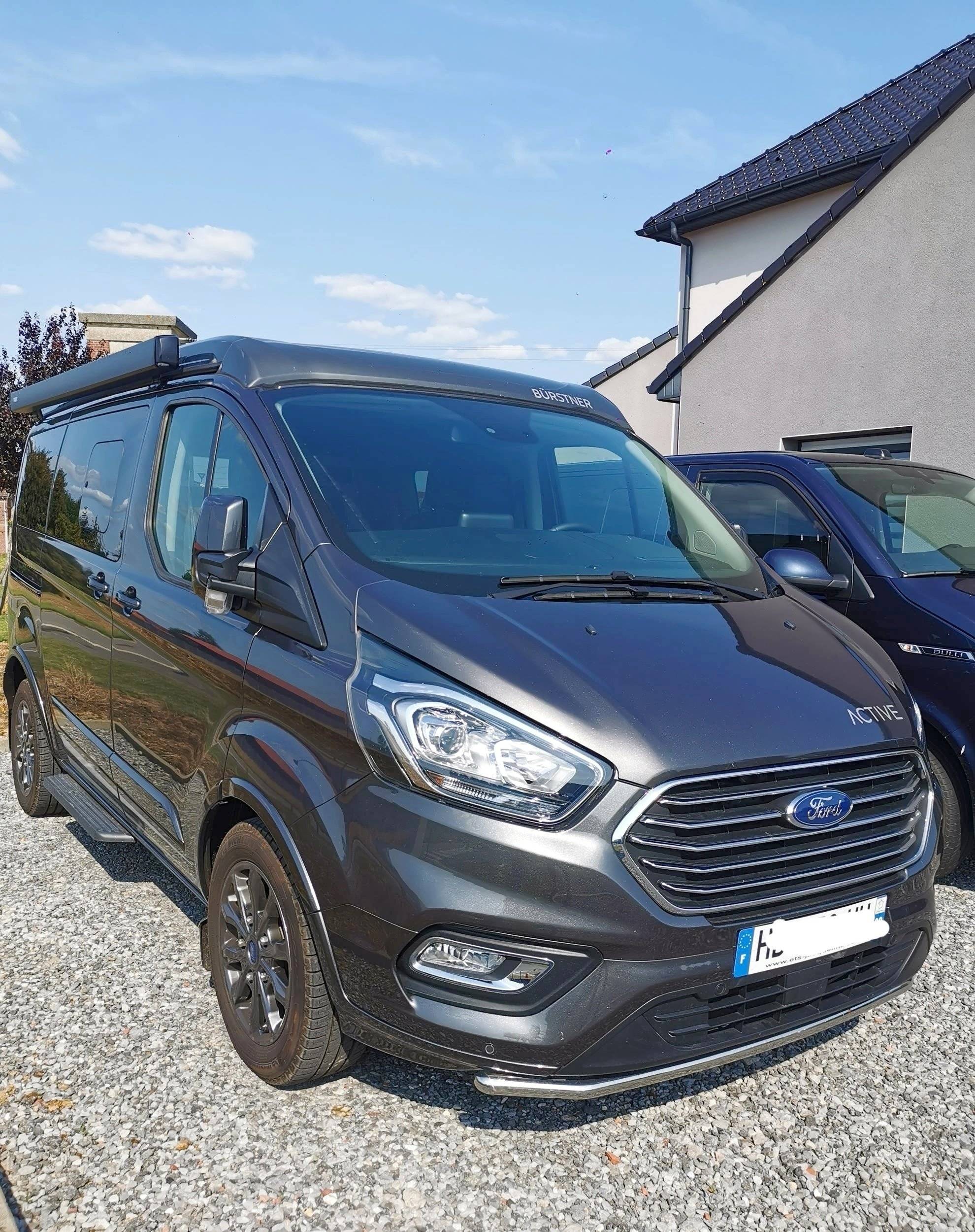 Vue avant de 3/4 Ford Transit 155cv - Yescapa