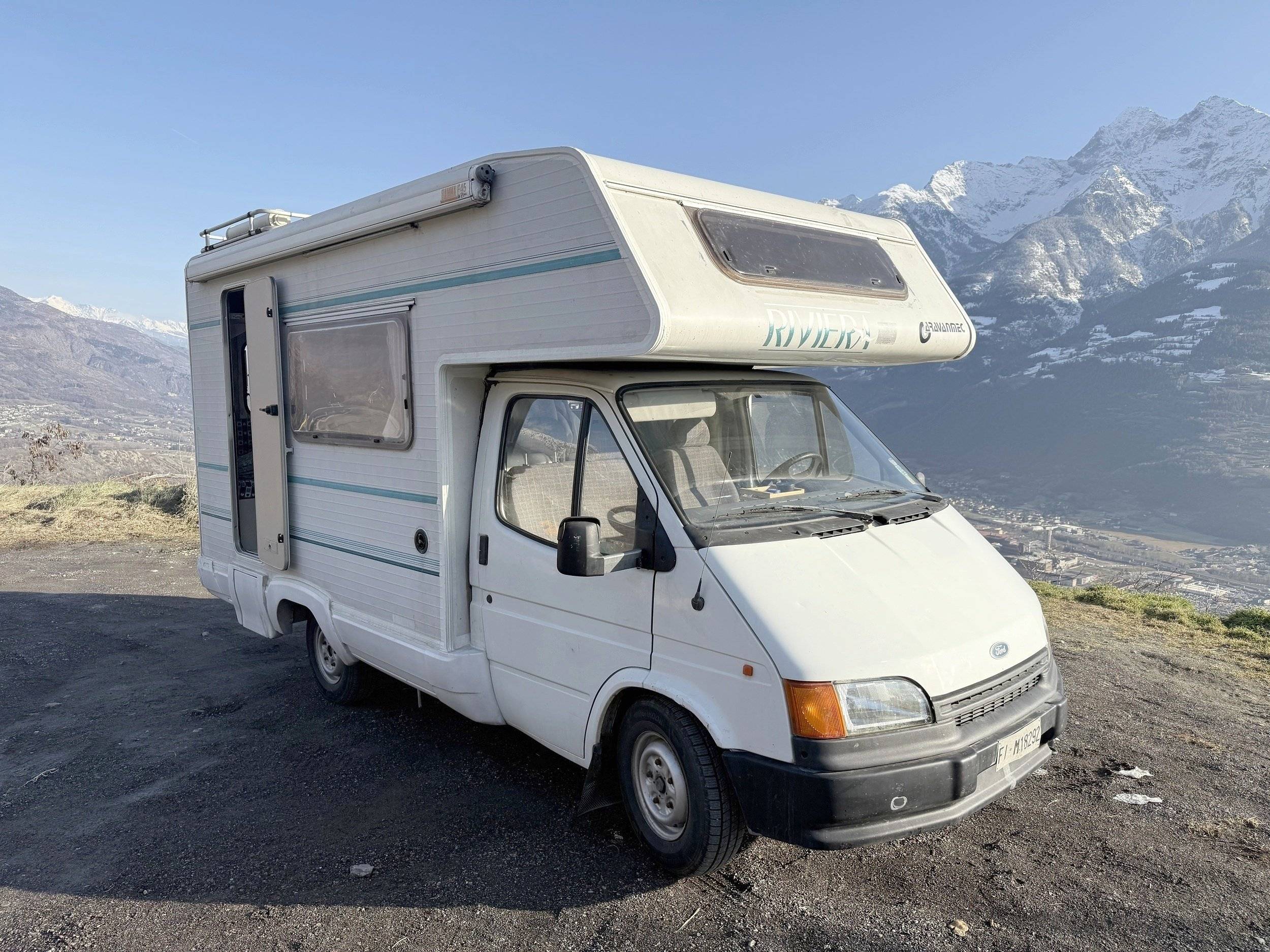 Front view from 3/4 Ford Transit 2,5 - Yescapa