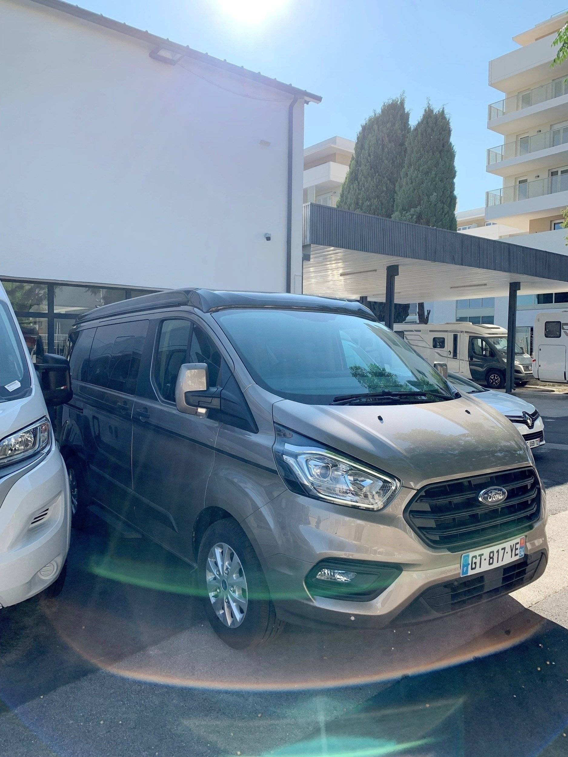 Front view from 3/4 Ford - Yescapa