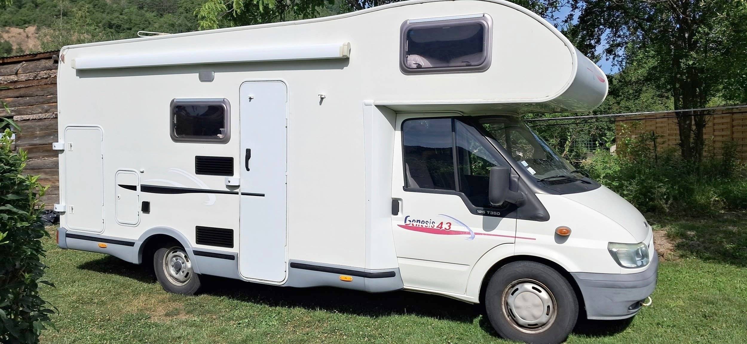 Vista de 3/4 Ford Transit 2,2 l TDCi 120 ch. - Yescapa