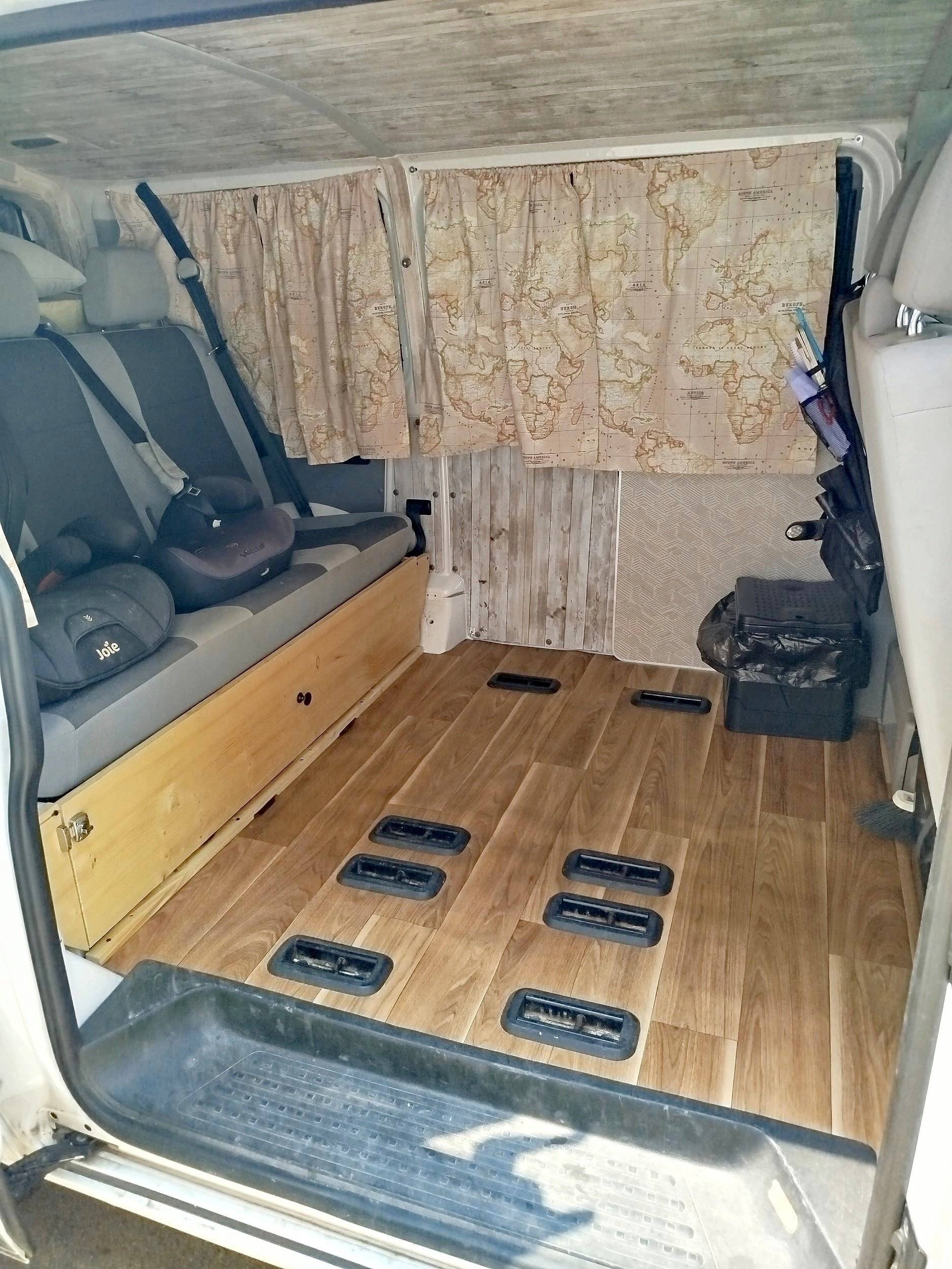 Dining Area Volkswagen T5 2,0 l 84 ch - Yescapa