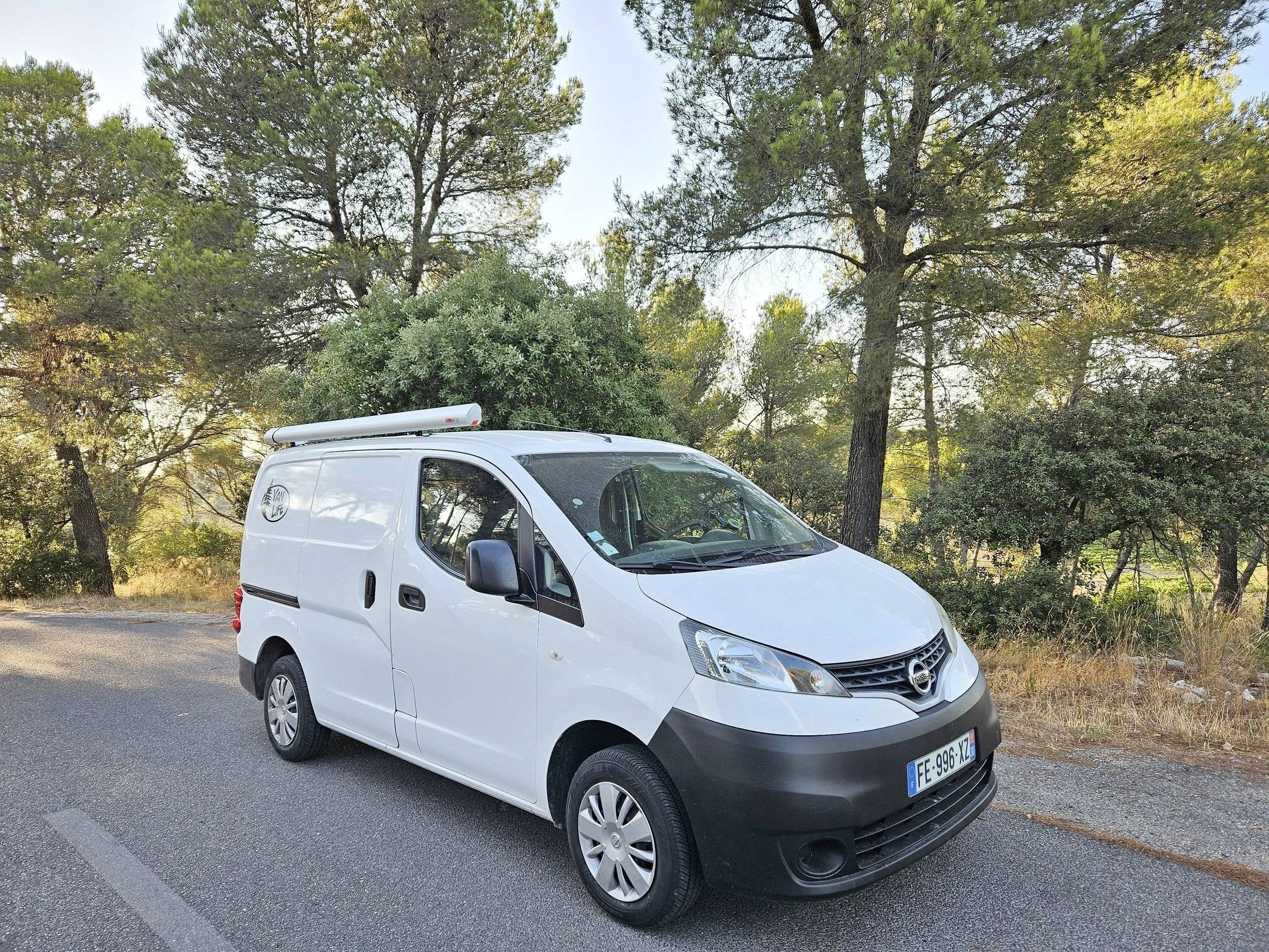 Vue avant de 3/4 Nissan - Yescapa