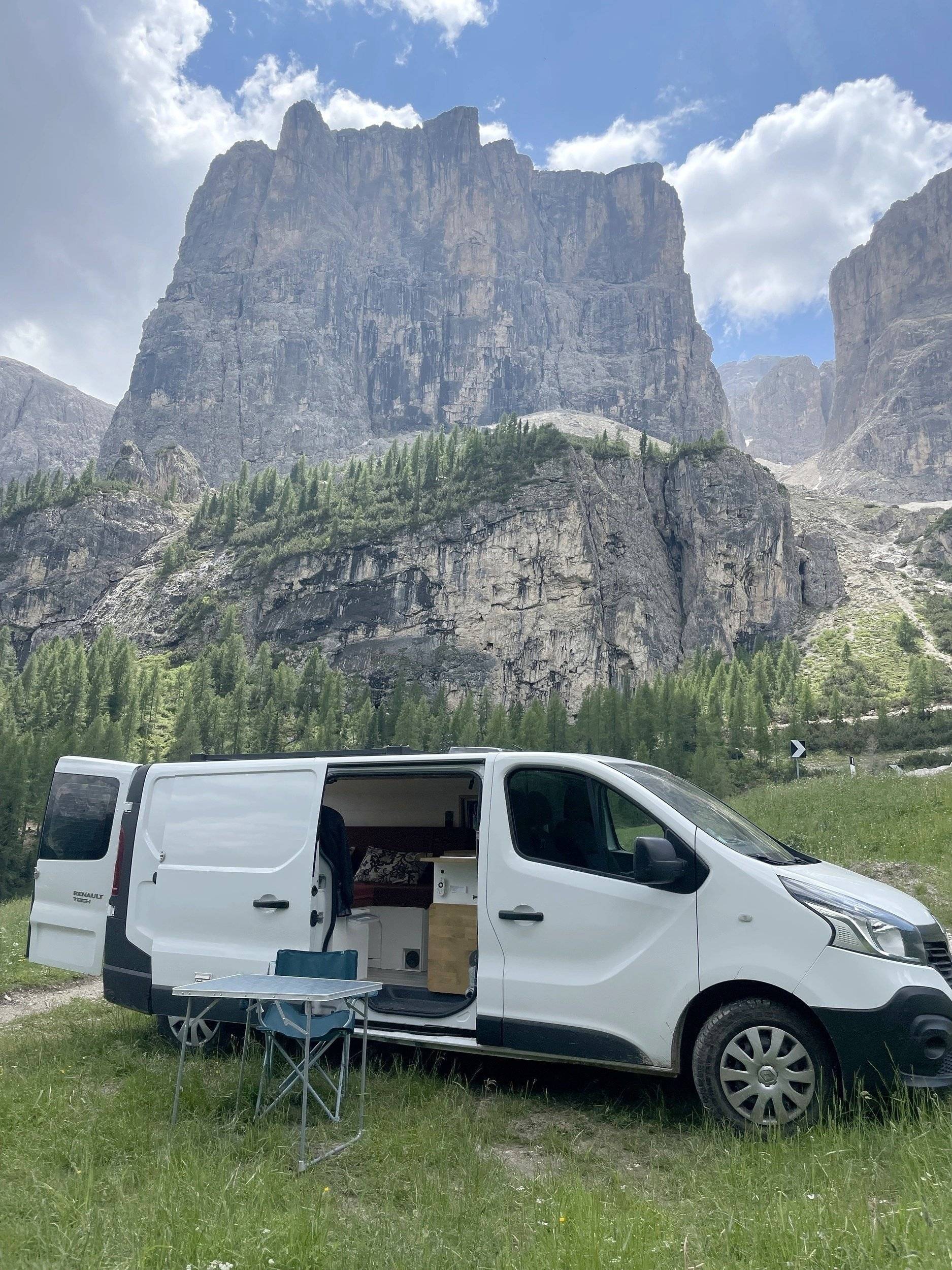 Vista frontale a ¾ Renault Trafic 1,6 l 125 ch - Yescapa