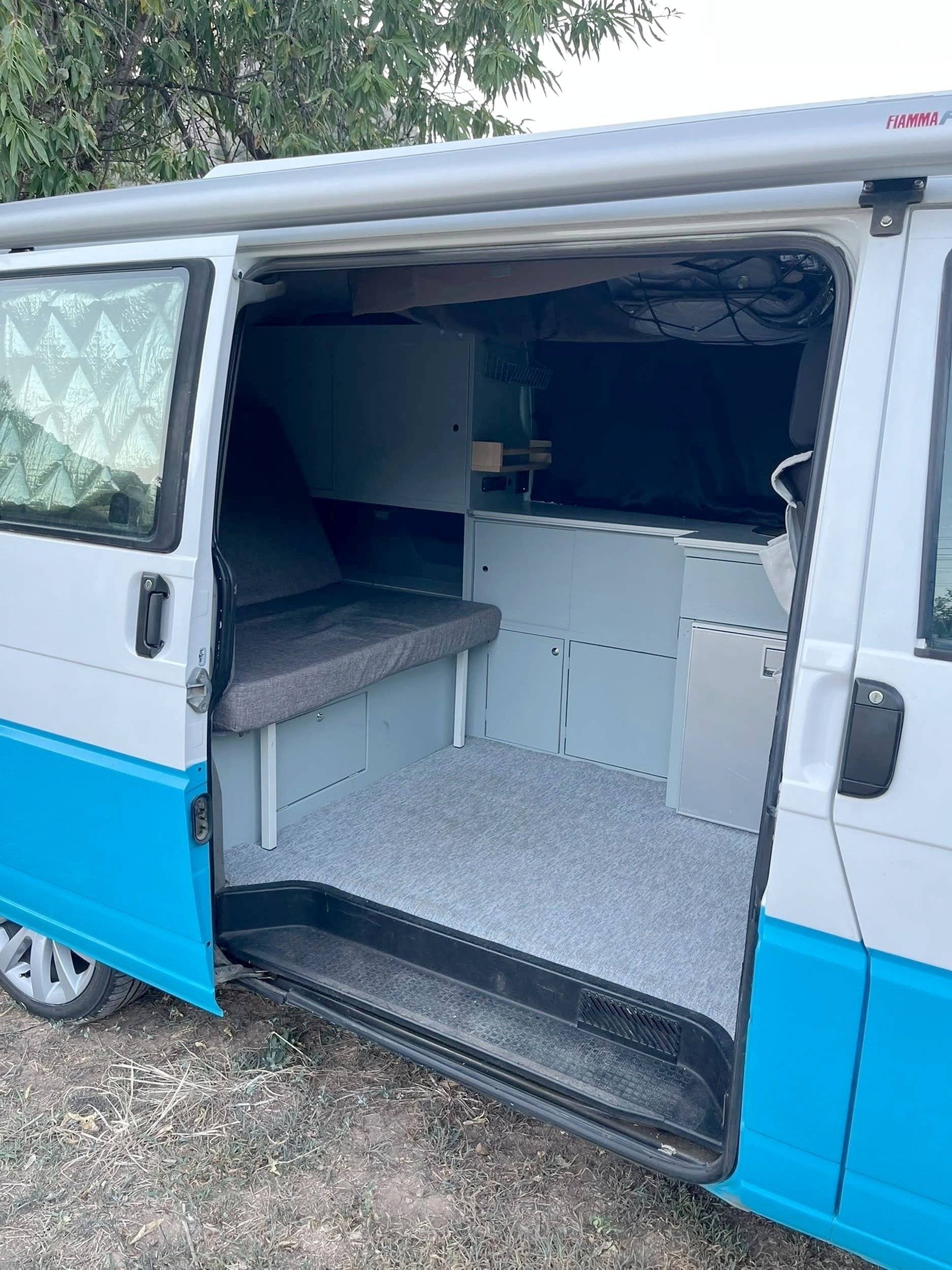Dining Area Volkswagen T5 Court 2 l 102 ch - Yescapa