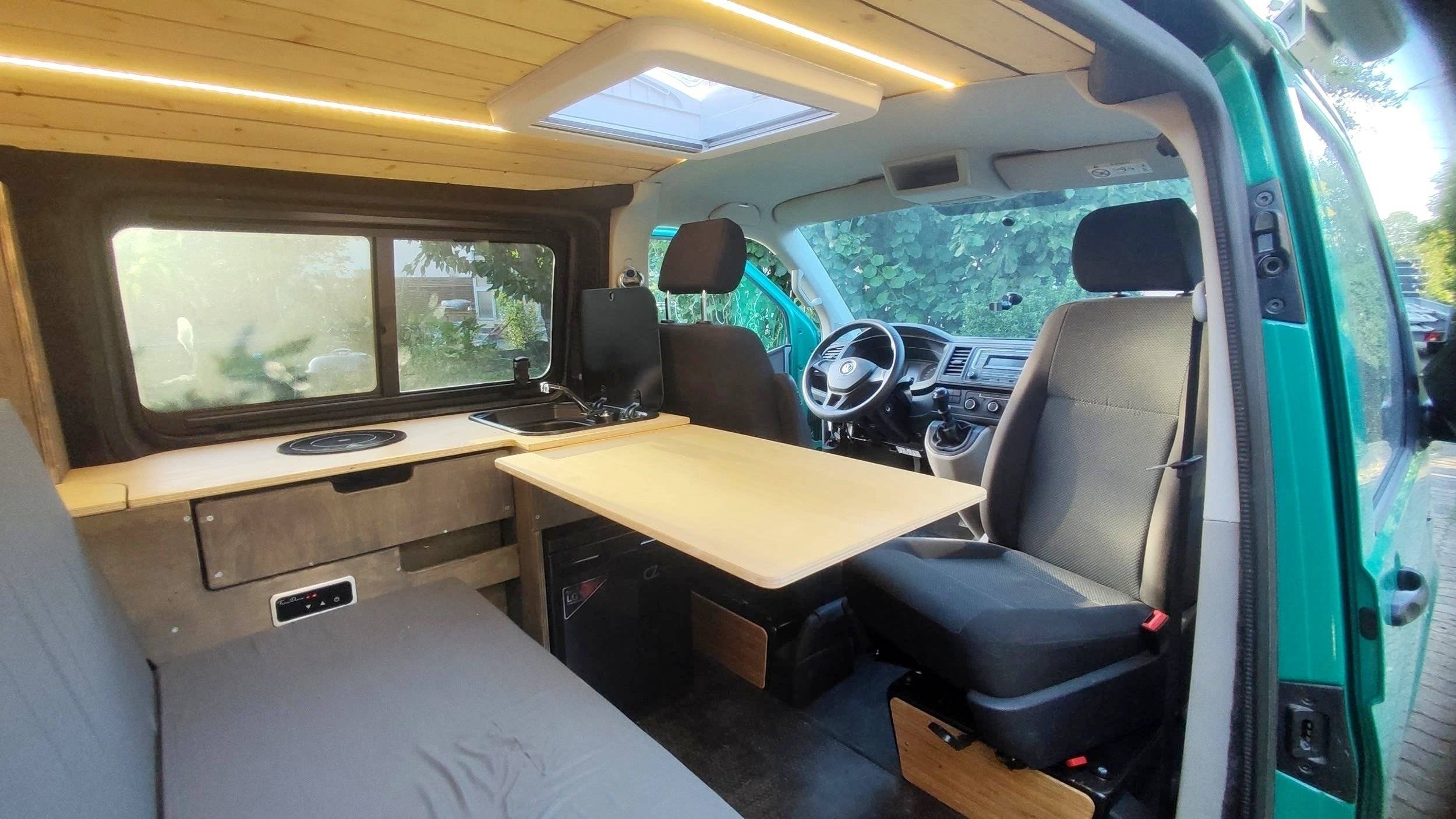 Dining Area Volkswagen Volkswagen T6 California - Yescapa