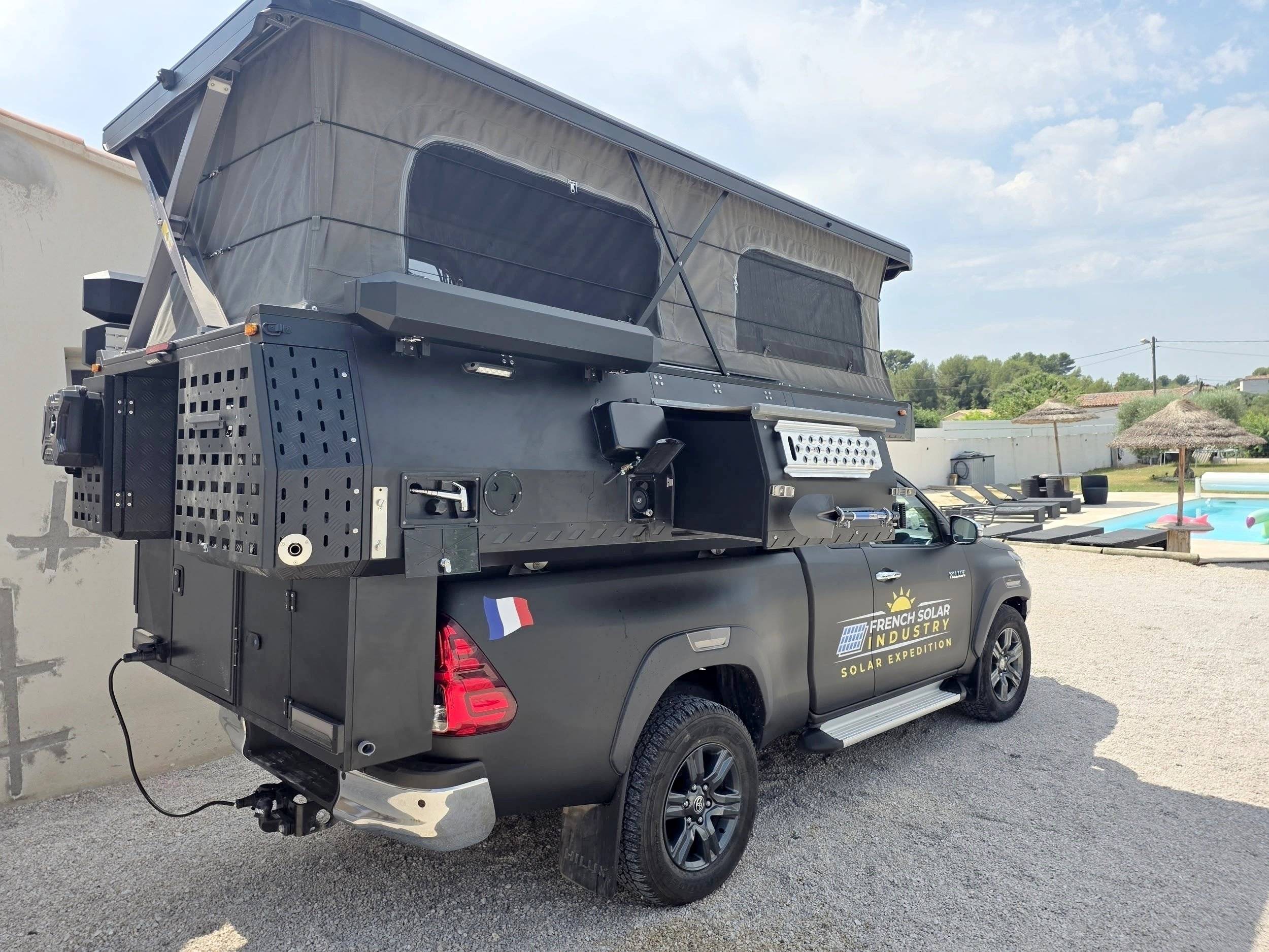 Vista del vehículo ángulo delantero Toyota HILUX - Yescapa