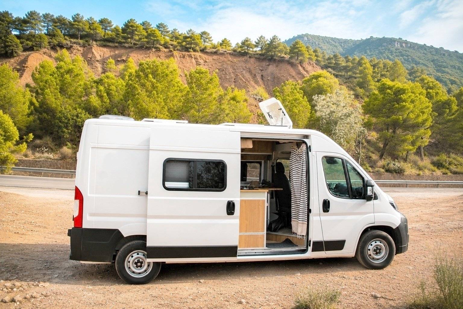 Vista del vehículo ángulo delantero Fiat Ducato 140 cv - Yescapa