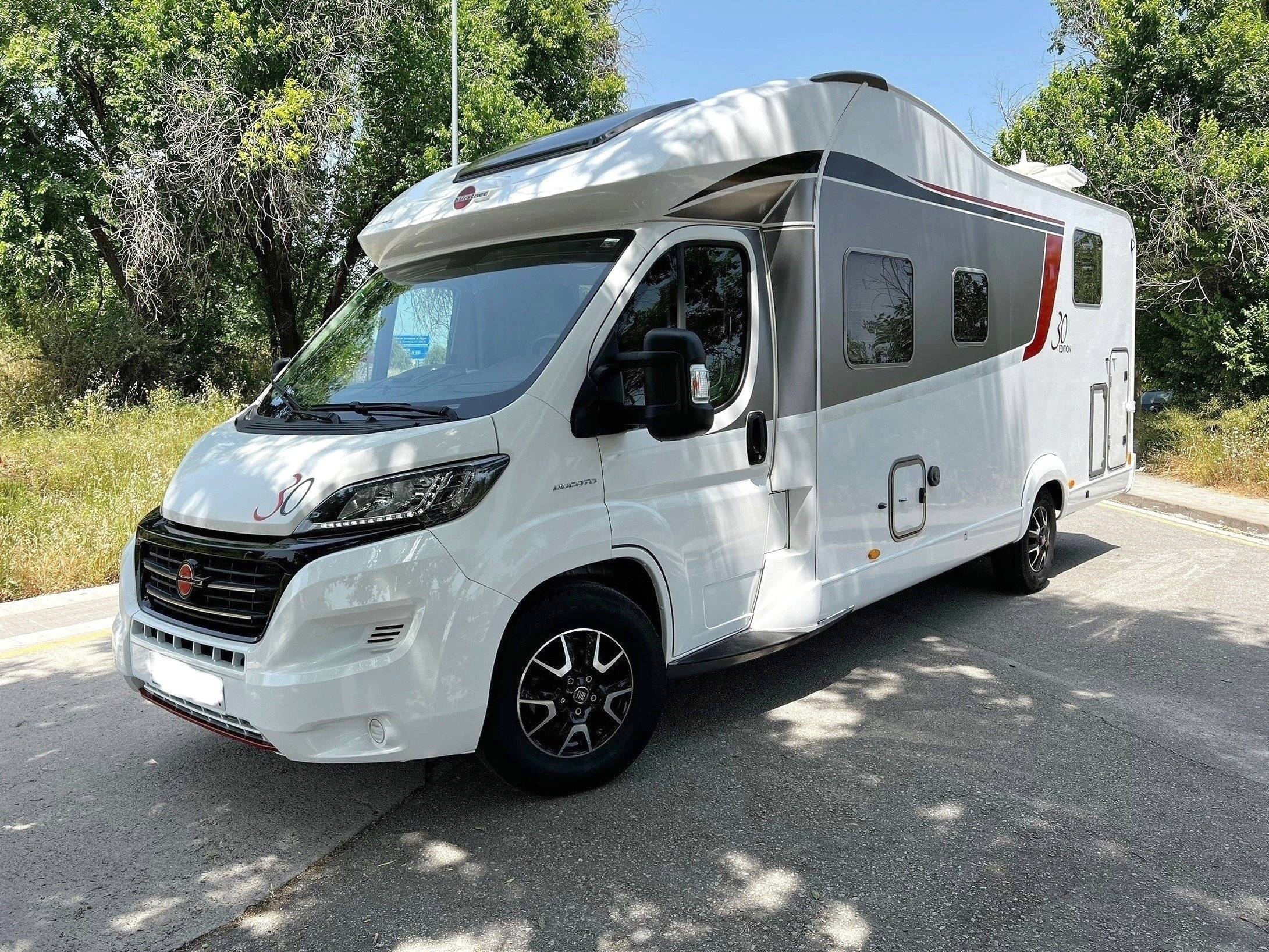 schräge Vorderansicht Fiat Ducato 2,3 l 150 ch/Al-Ko - Yescapa