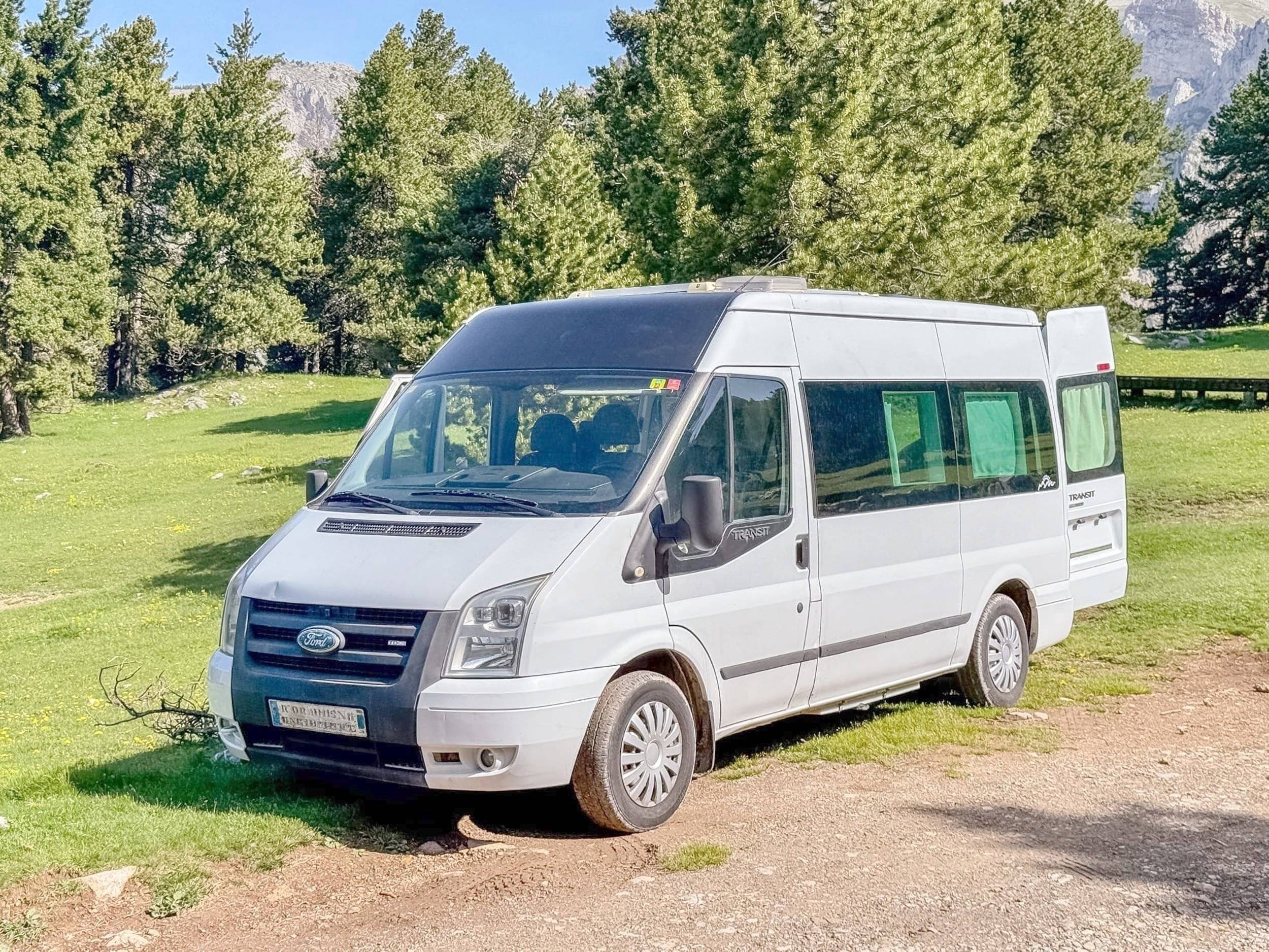 Vista del vehicle angle davanter Ford Transit 2,2 l TDCi 110 ch. - Yescapa