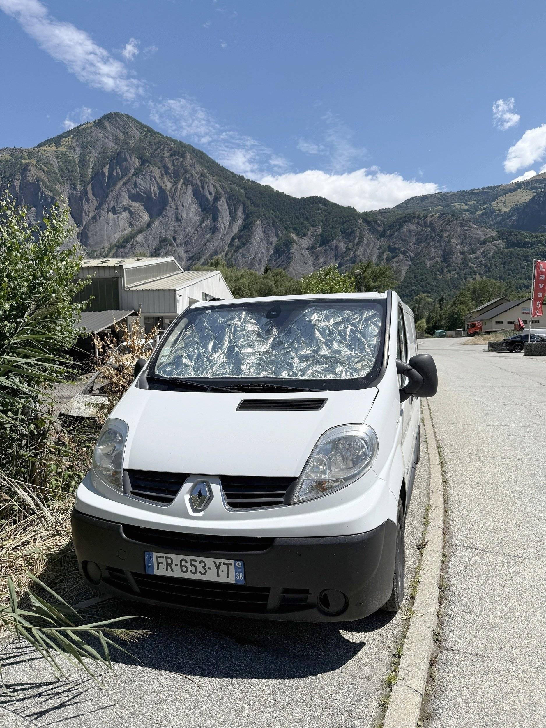 Vista frontale a ¾ Renault - Yescapa
