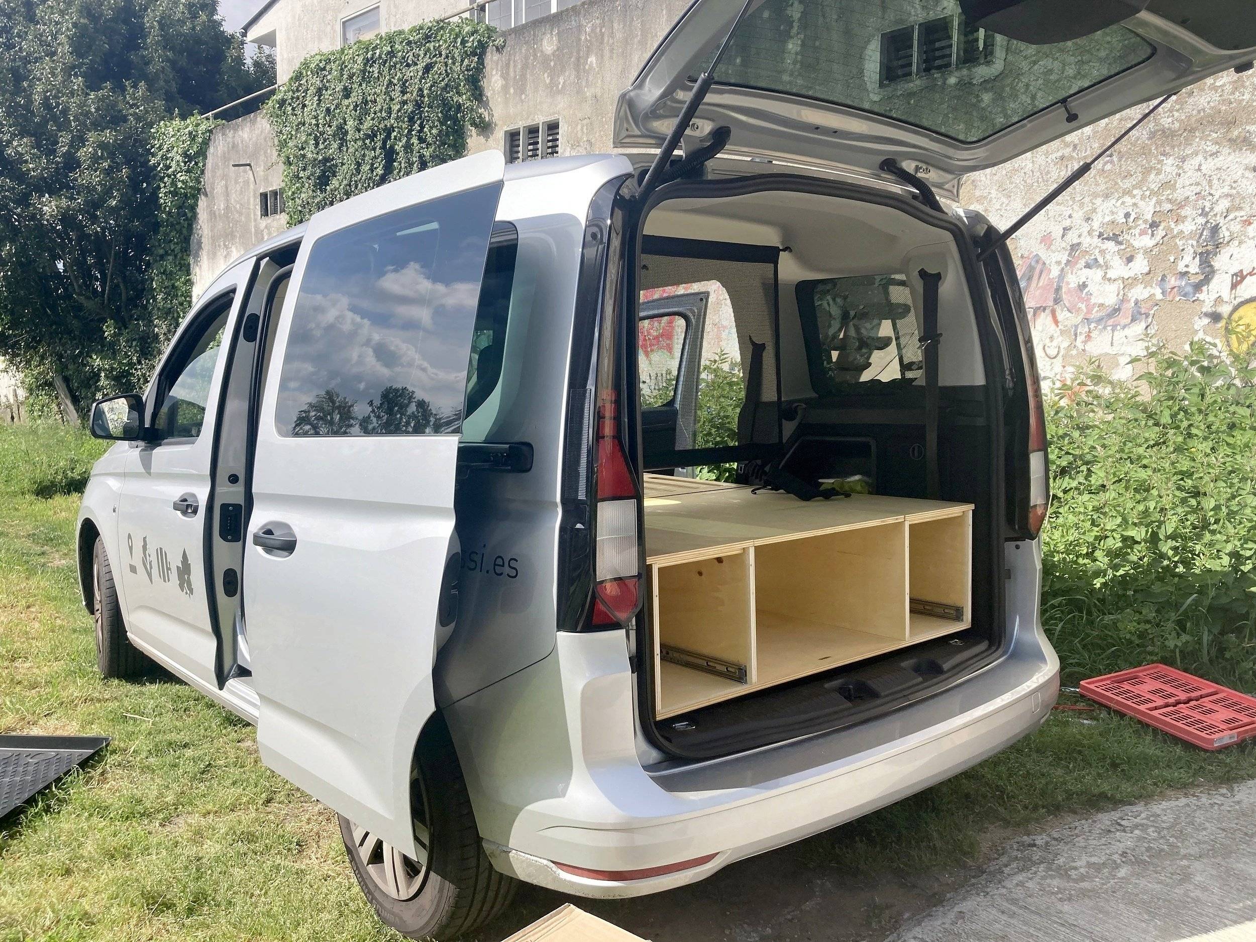 Vista posteriore Volkswagen Caddy 2,0 l 102 ch - Yescapa