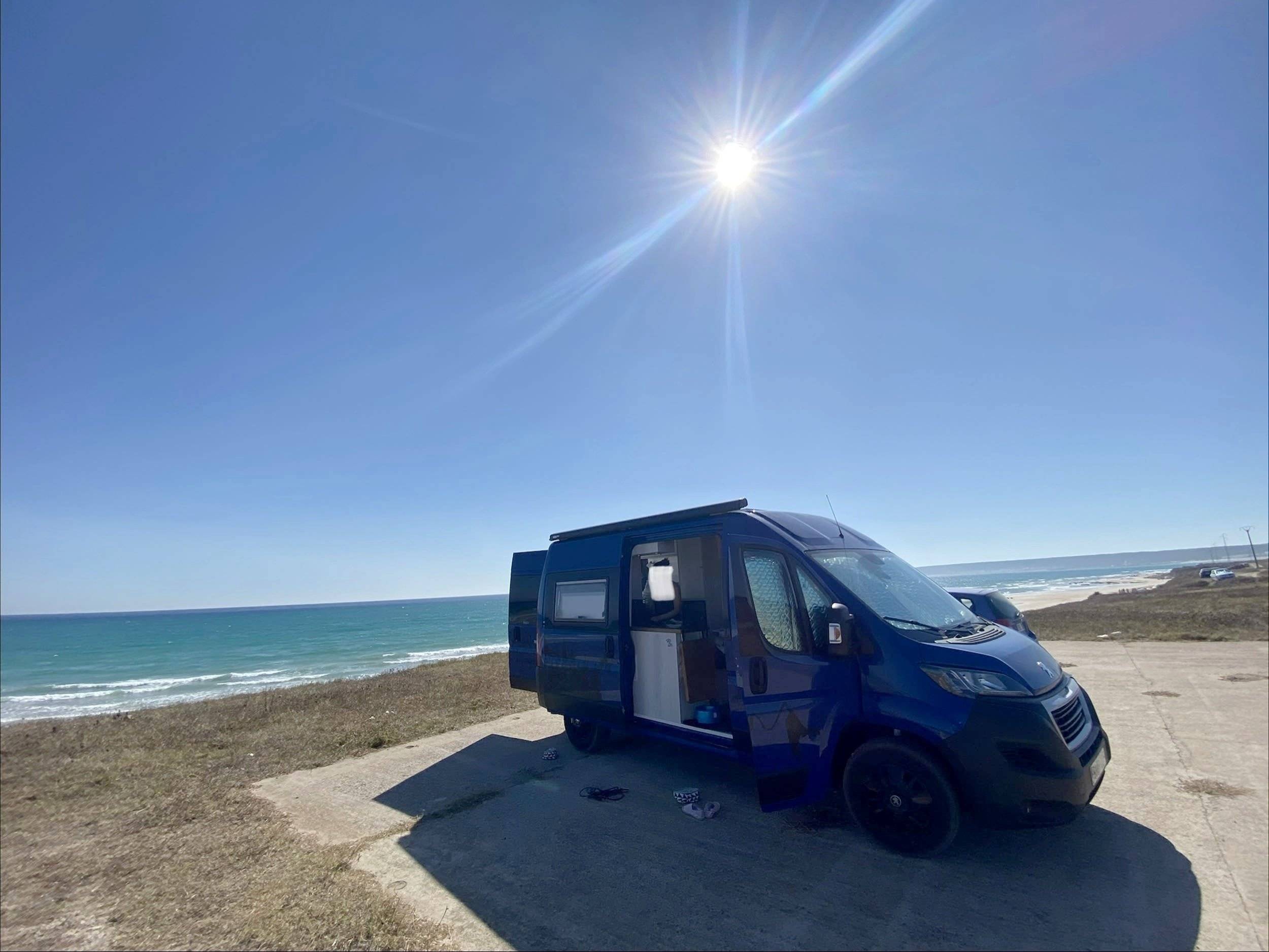 Vista del vehículo ángulo delantero Peugeot Boxer 2,0 l 130 ch - Yescapa
