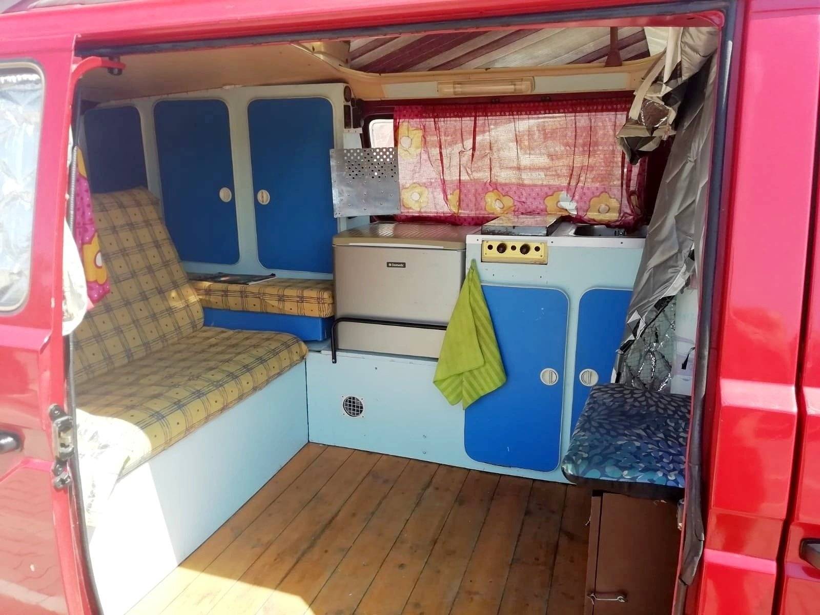 Dining Area Volkswagen Transporter T3 1.6D - Yescapa