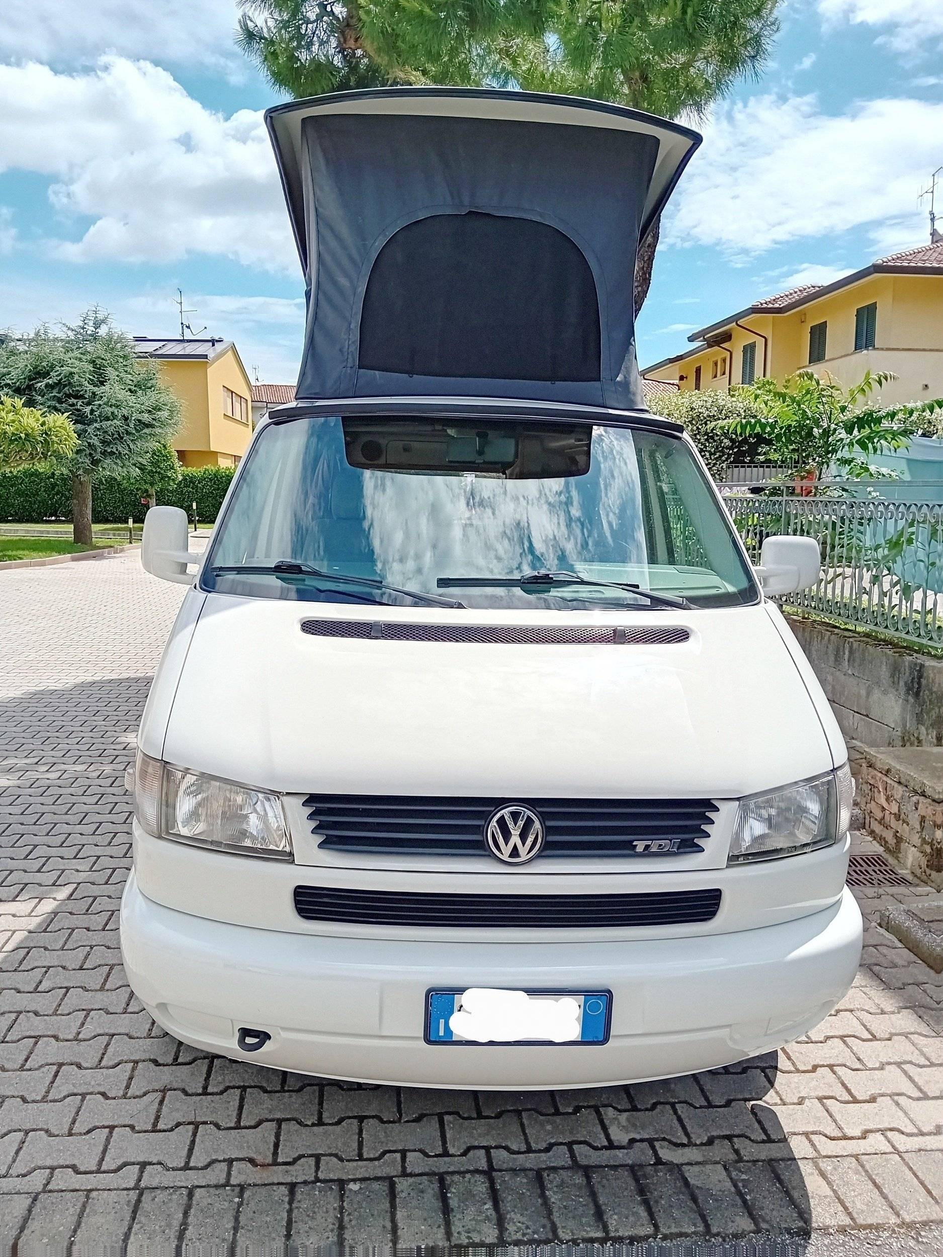 Vista frontale a ¾ Volkswagen VOLKSWAGEN CALIFORNIA - Yescapa