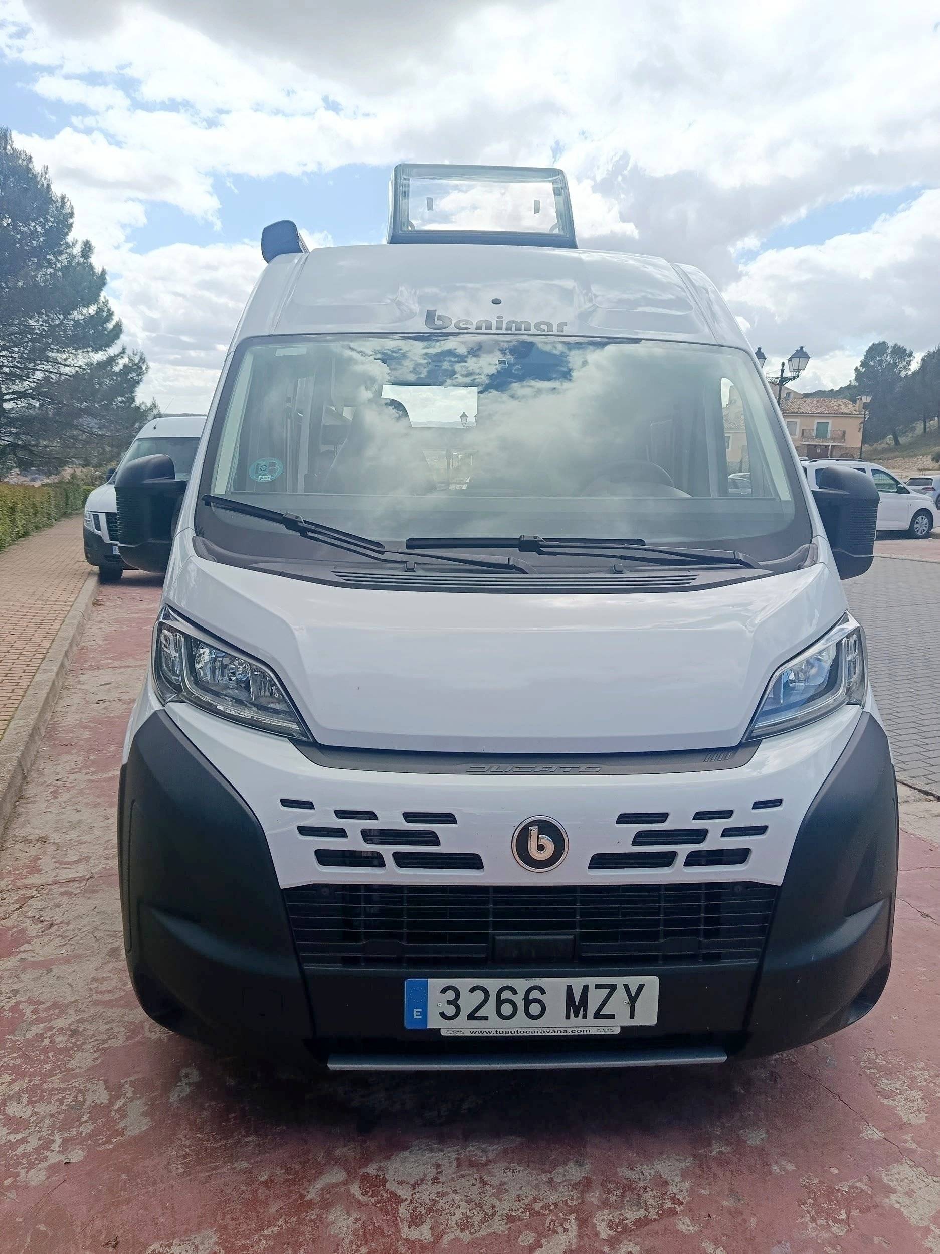 Vista frontale a ¾ Fiat 140 cv - Yescapa