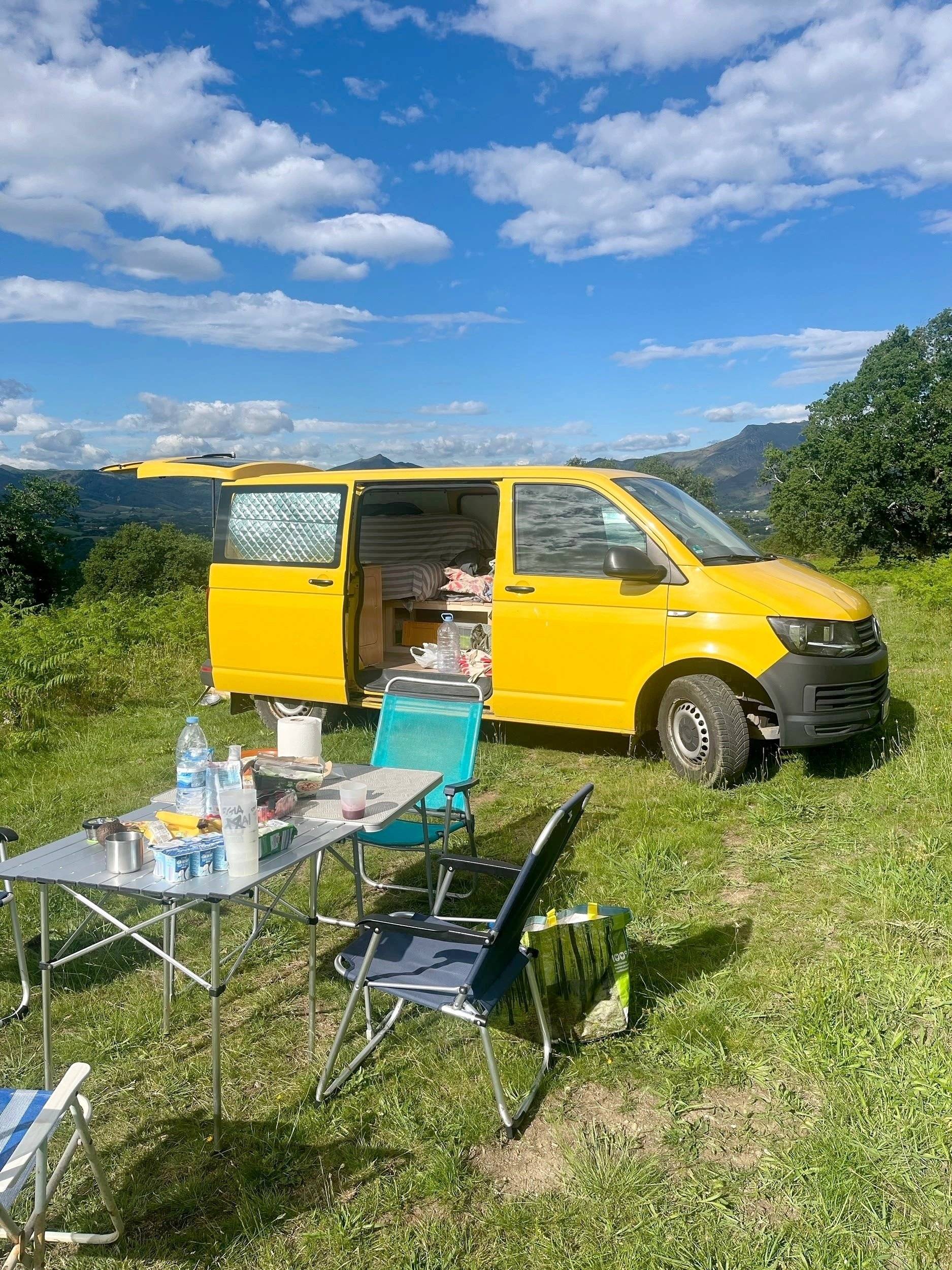 Front view from 3/4 Volkswagen T6 2 l 102 ch - Yescapa