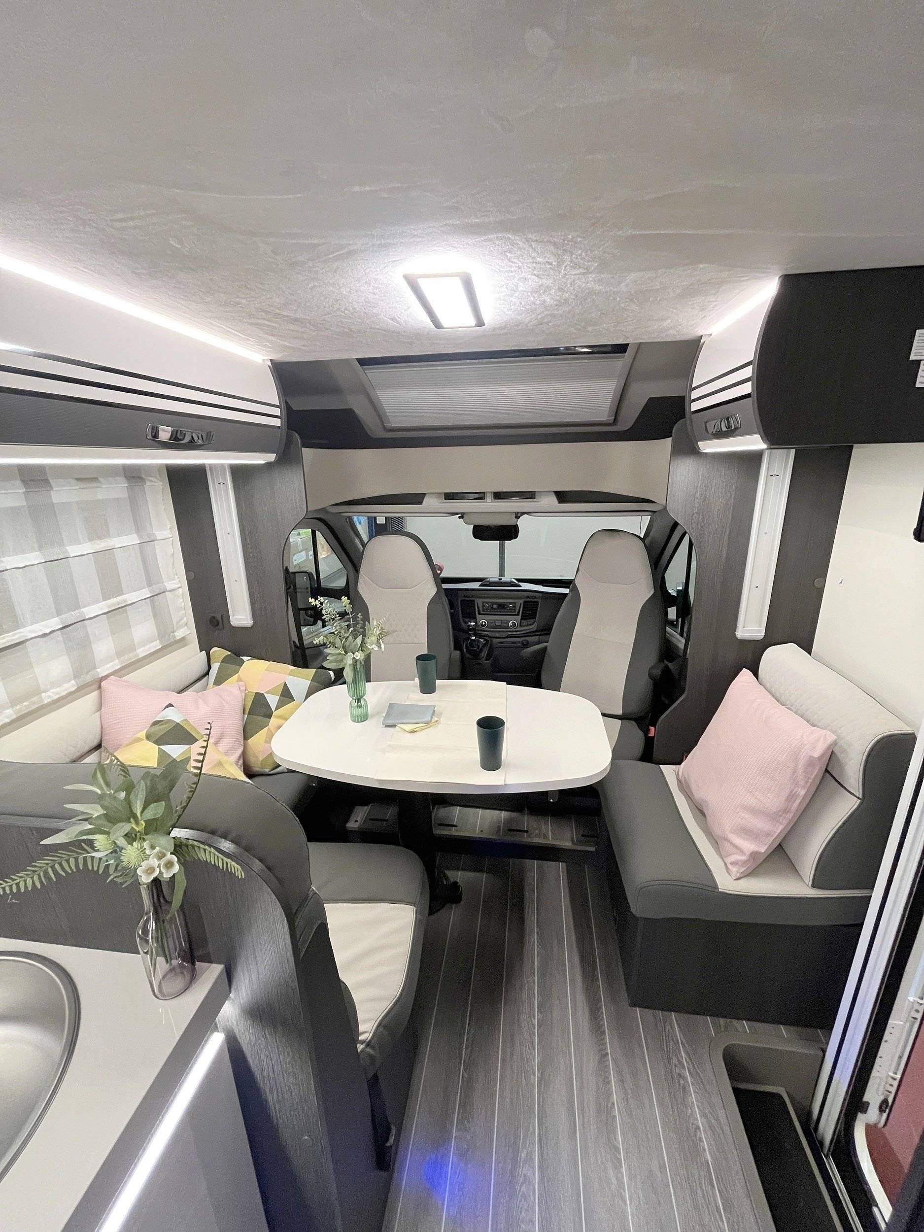 Dinette Ford Ford - Yescapa