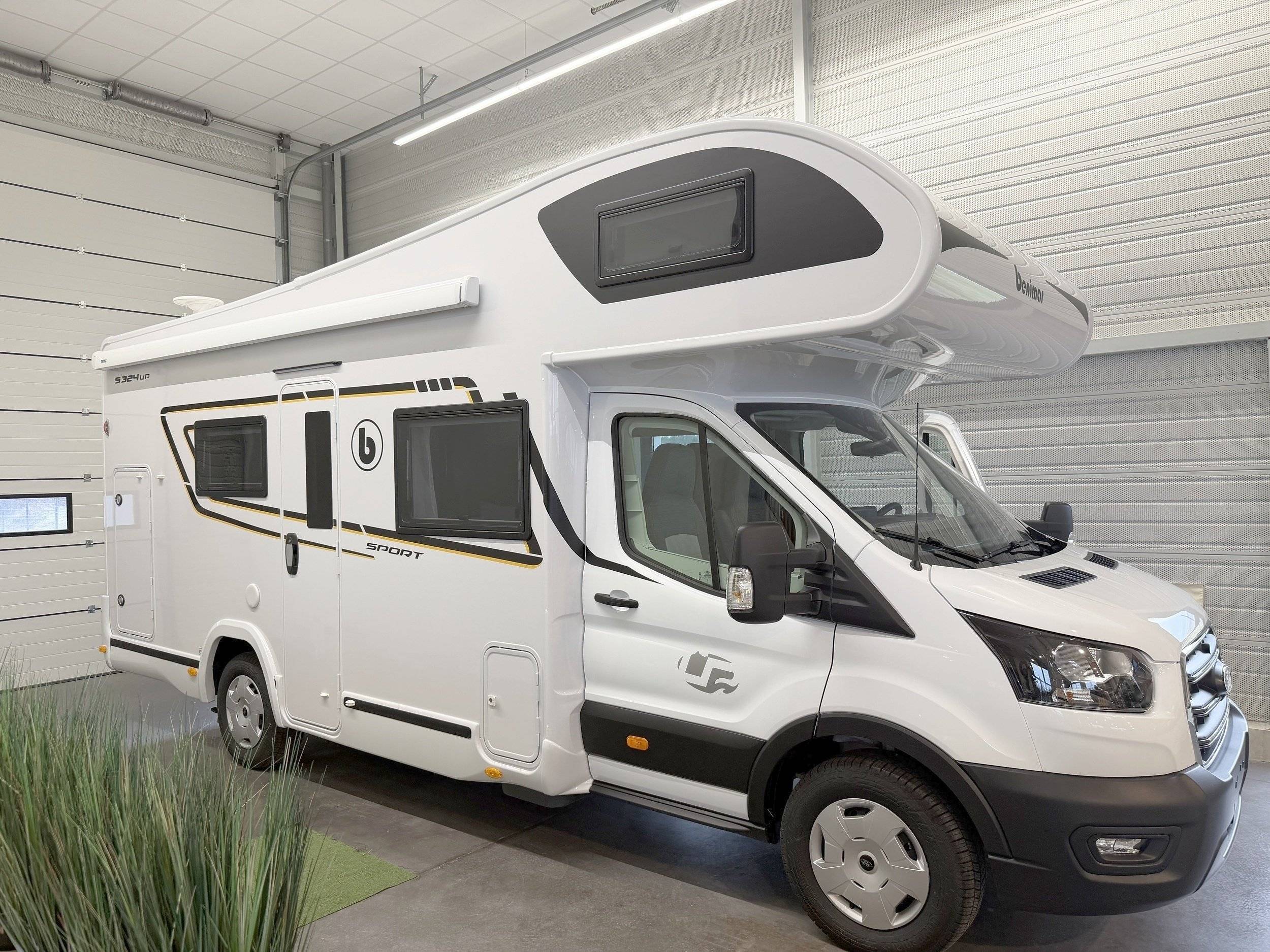 Vue avant de 3/4 Ford Transit 2,0 l 130 ch - Yescapa