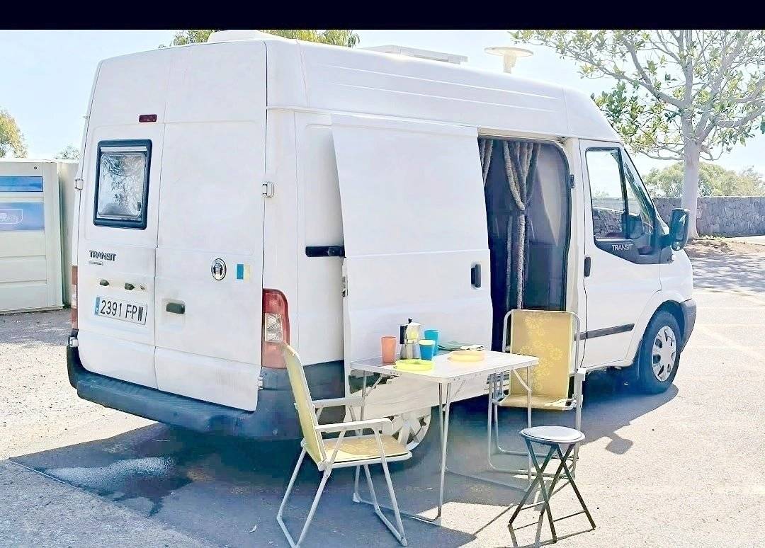 Vista del vehículo ángulo delantero Ford TRANSIT - Yescapa