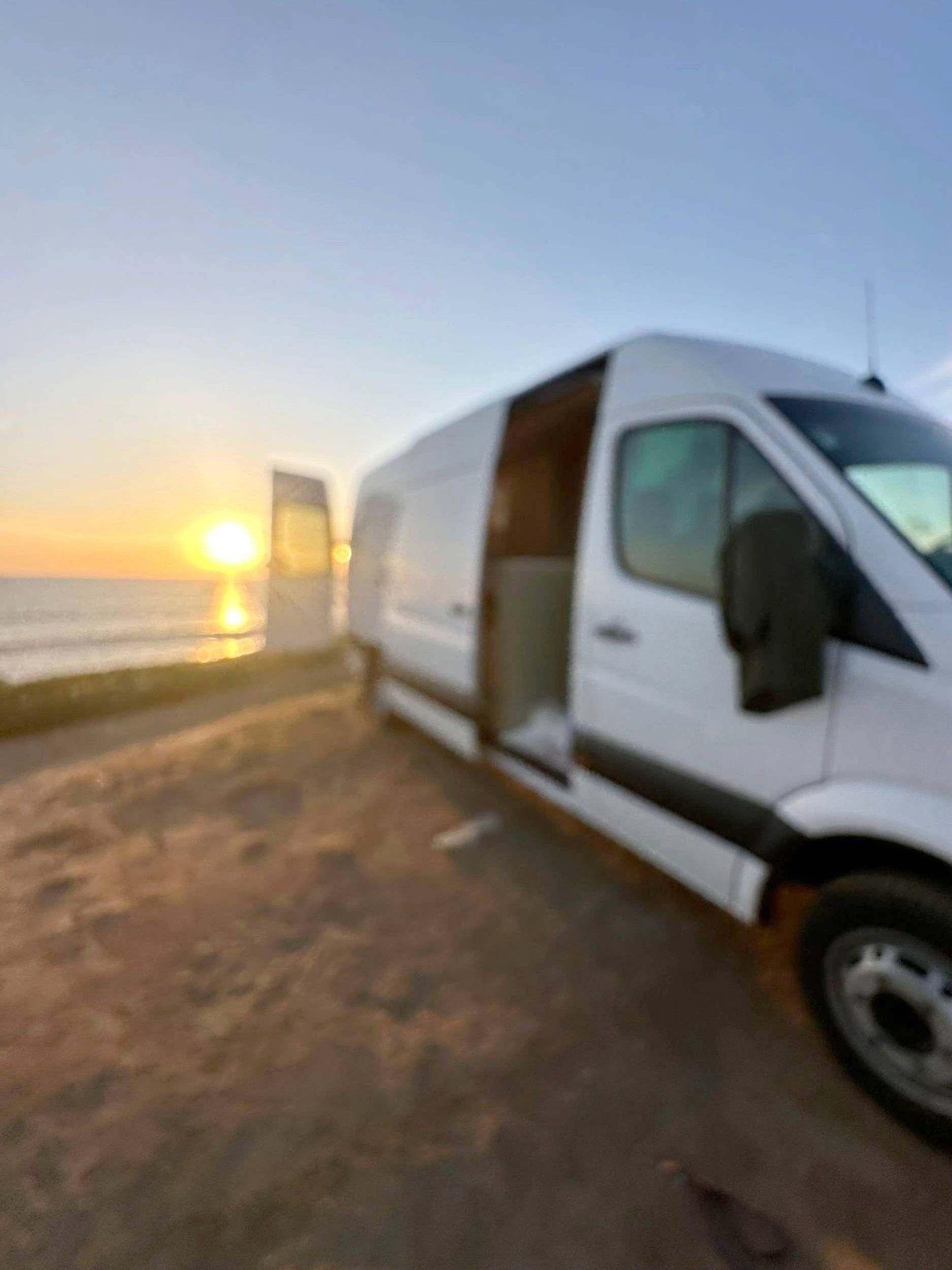 Vue avant de 3/4 Mercedes Sprinter 2,2 l CDI 150 ch. - Yescapa