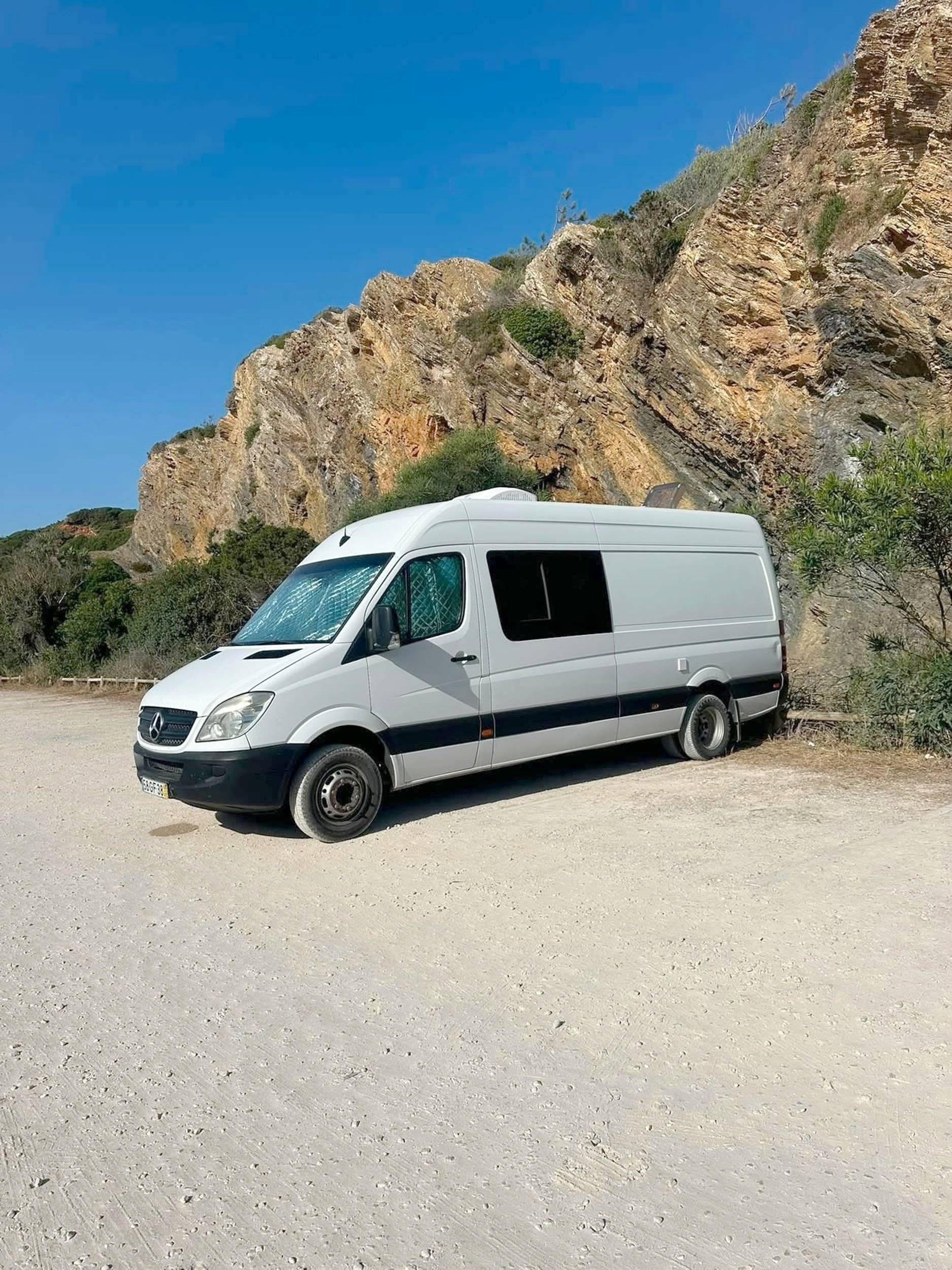 Vue avant de 3/4 Mercedes Sprinter 2,2 l CDI 150 ch. - Yescapa