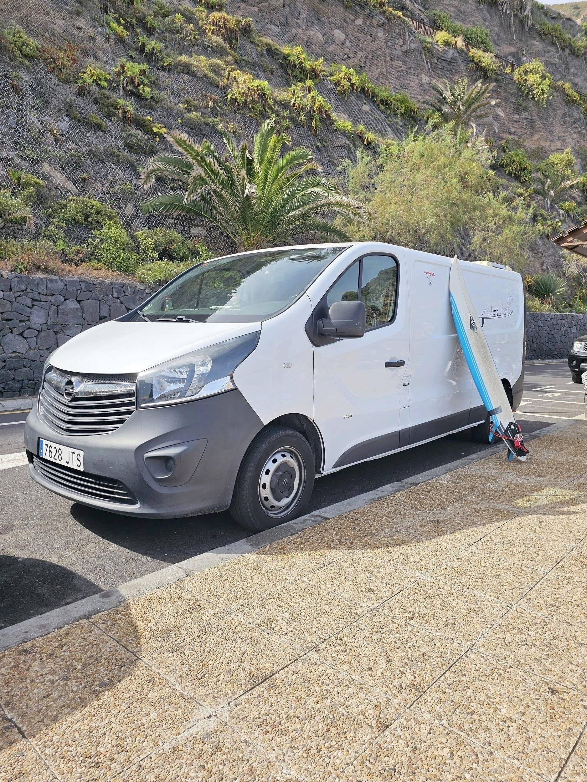 Vista frontale a ¾ Opel Vivaro - Yescapa