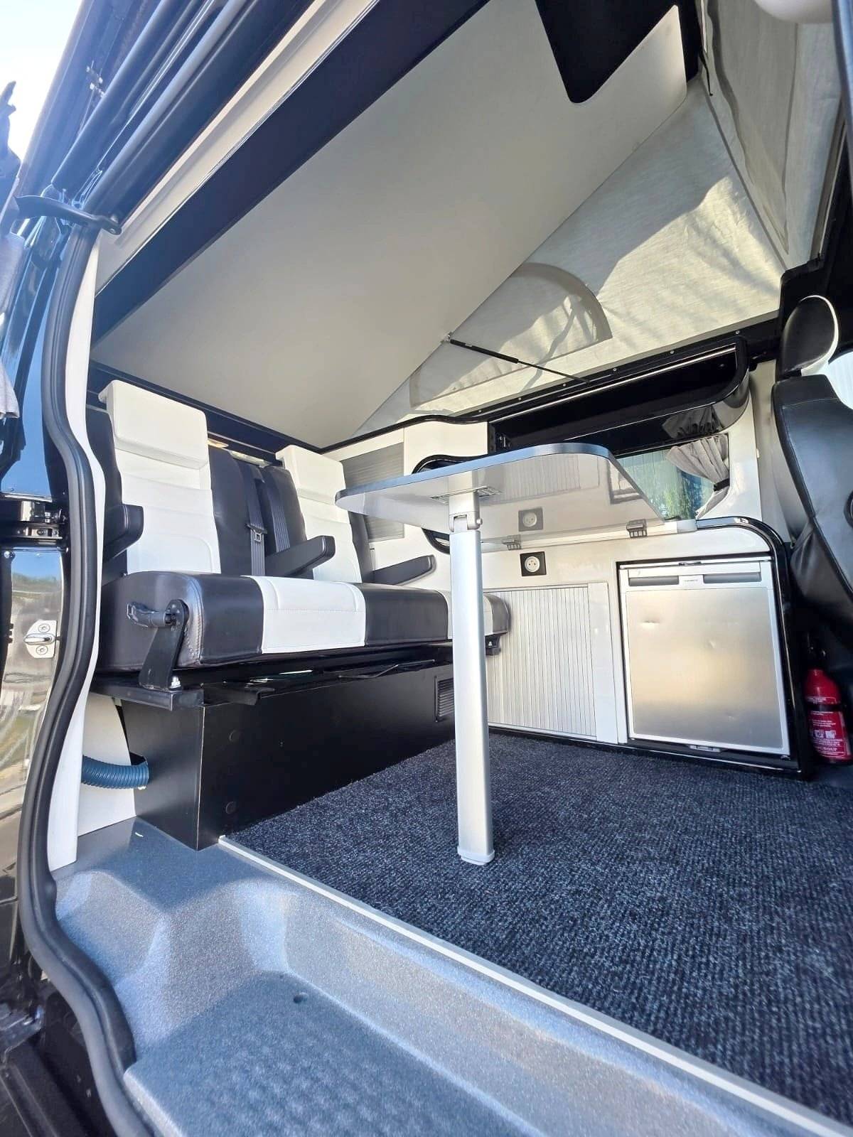 Dining Area Renault Trafic L1H1 170cv - Yescapa