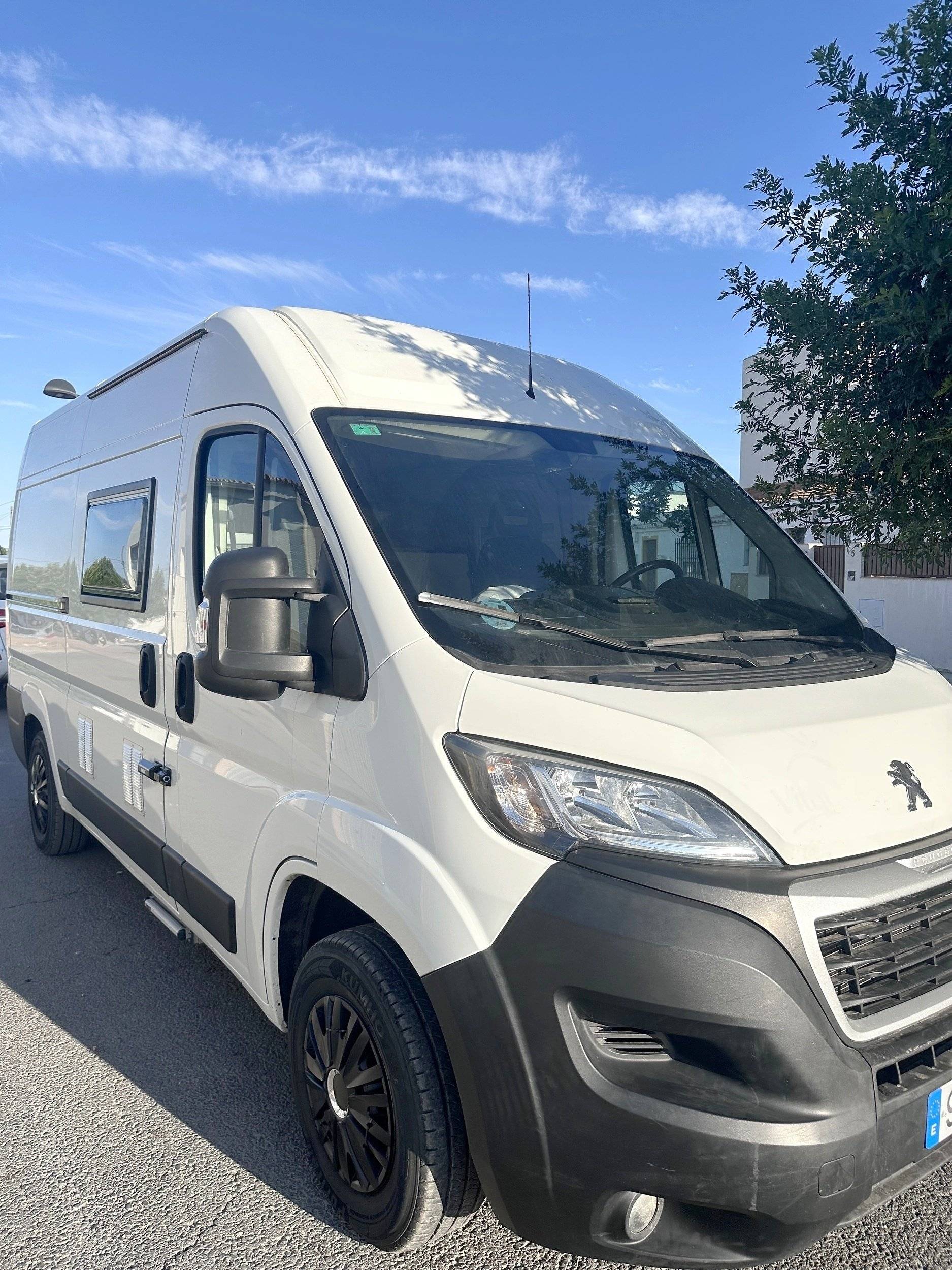 Front view from 3/4 Peugeot Boxer - Yescapa