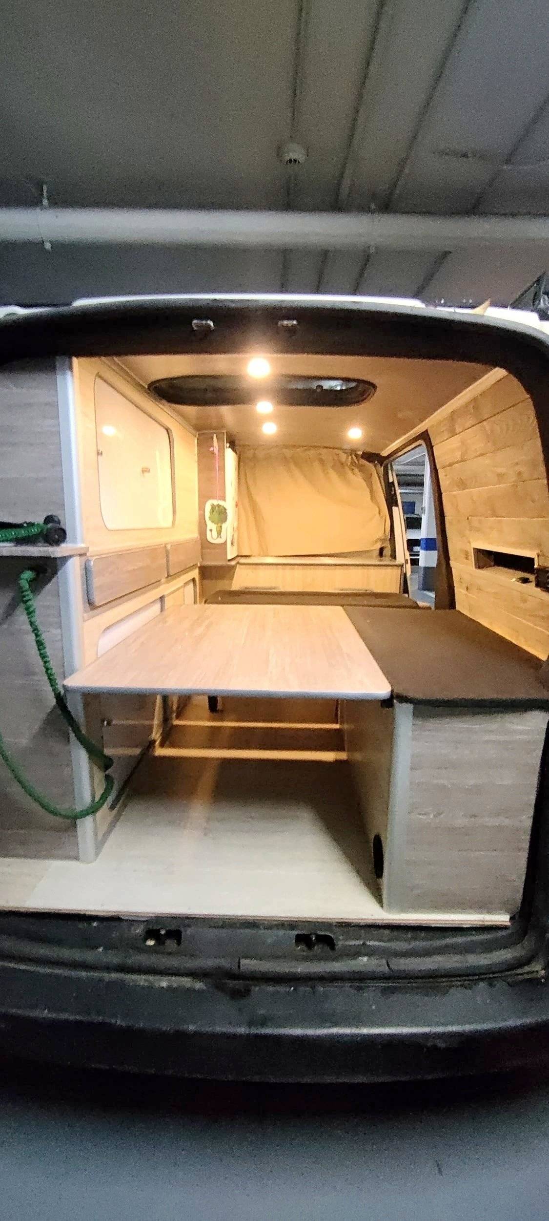 Dinette Volkswagen T5 1,9 l 102 ch - Yescapa