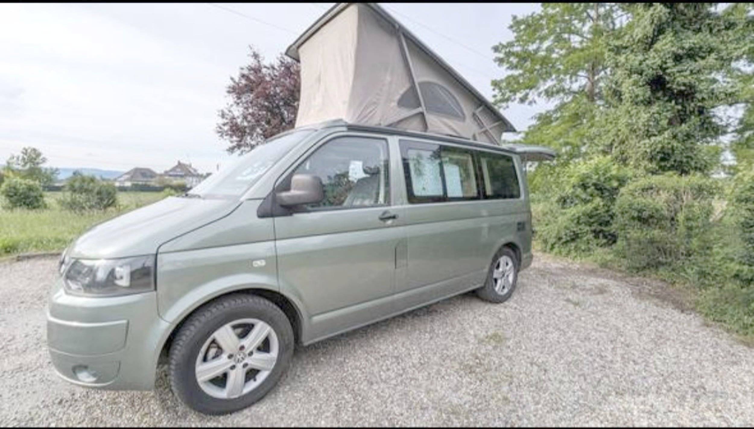 Vista de 3/4 Volkswagen Volkswagen T5 California 130ch - Yescapa