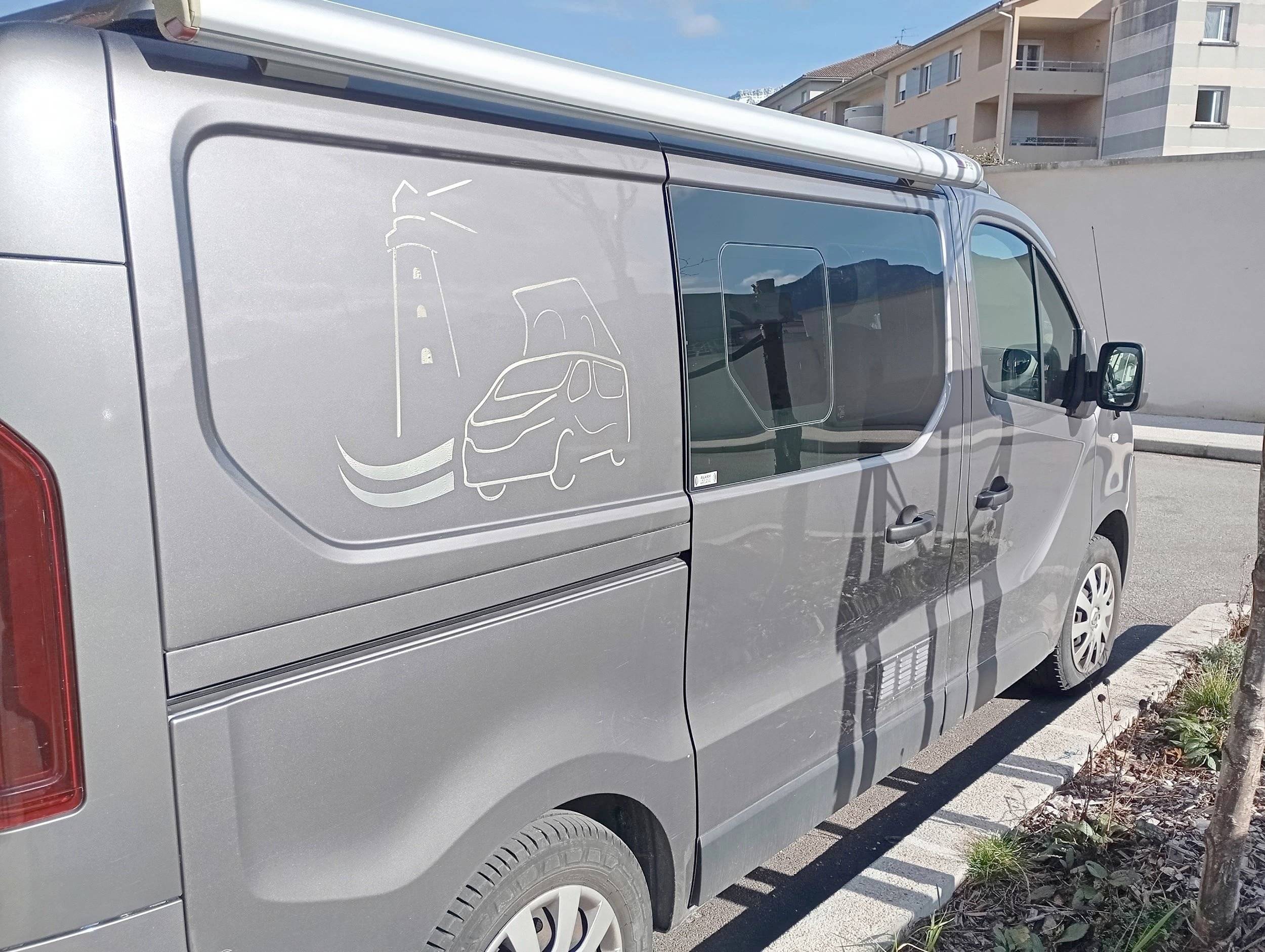 Voorkant 3/4 Renault Trafic - Yescapa