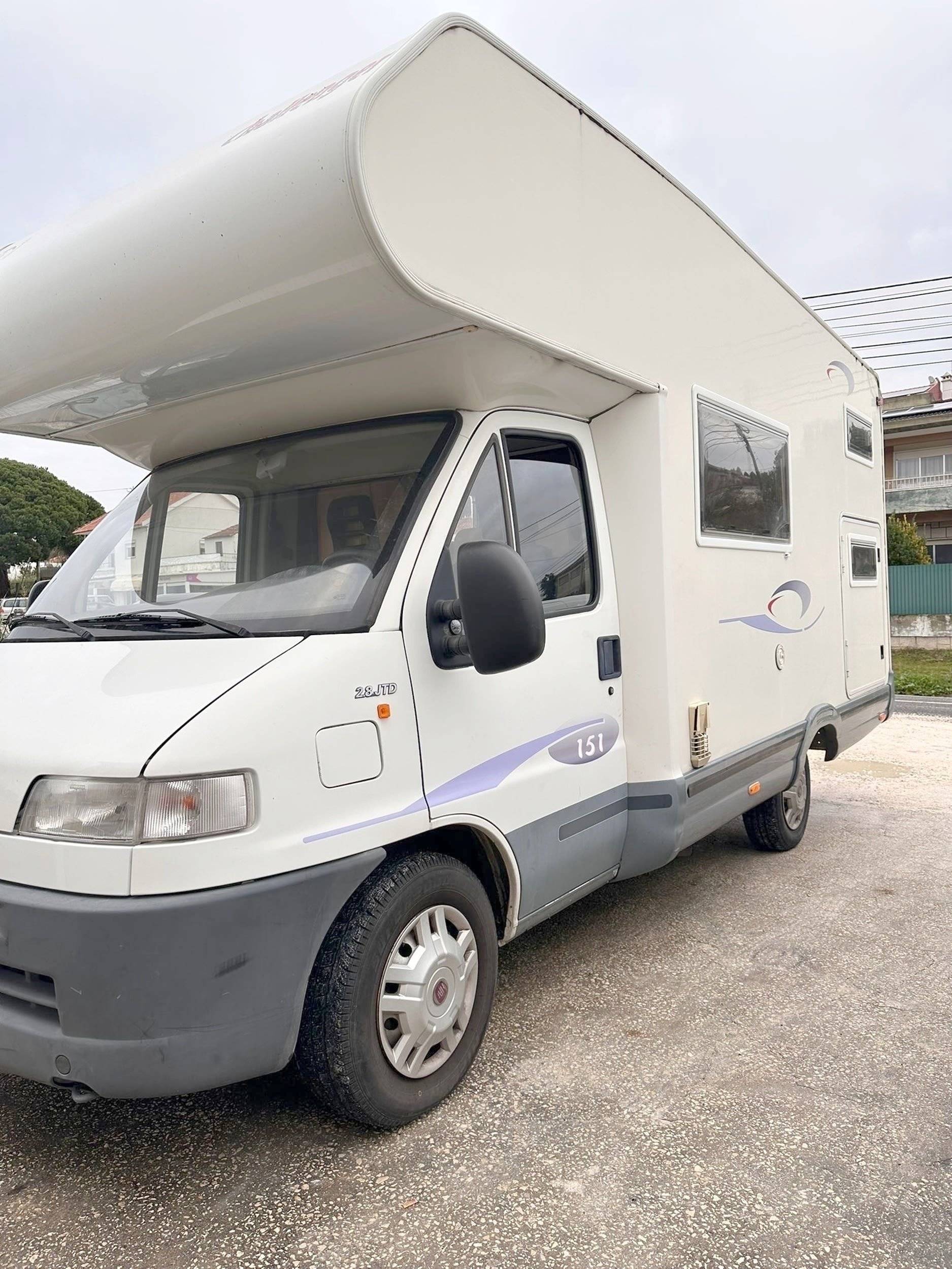schräge Vorderansicht Fiat Ducato 2,8 l 115 ch/Al-Ko - Yescapa