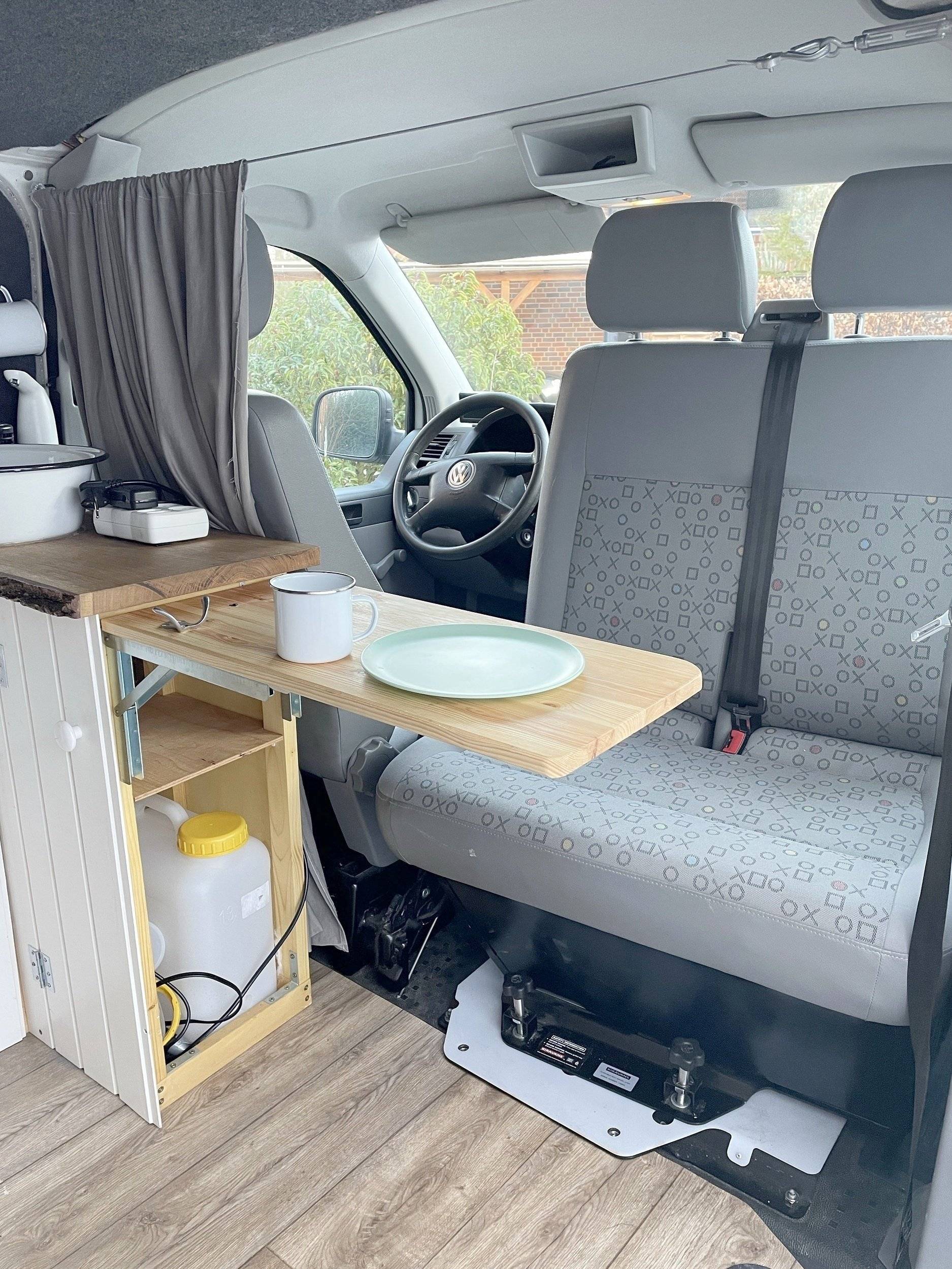 Área de jantar Volkswagen Transporter - Yescapa