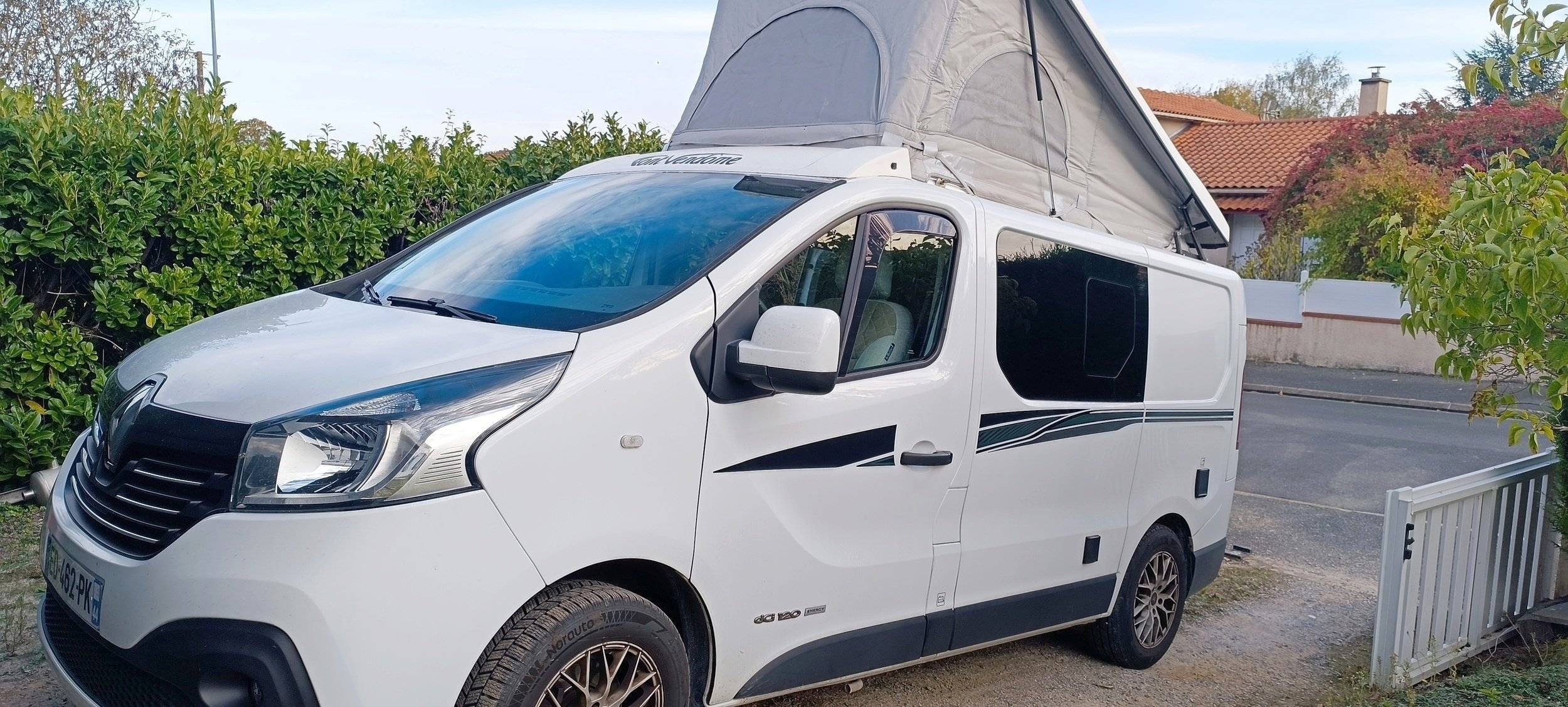 schräge Vorderansicht Renault Trafic 1,6 l 120 ch - Yescapa