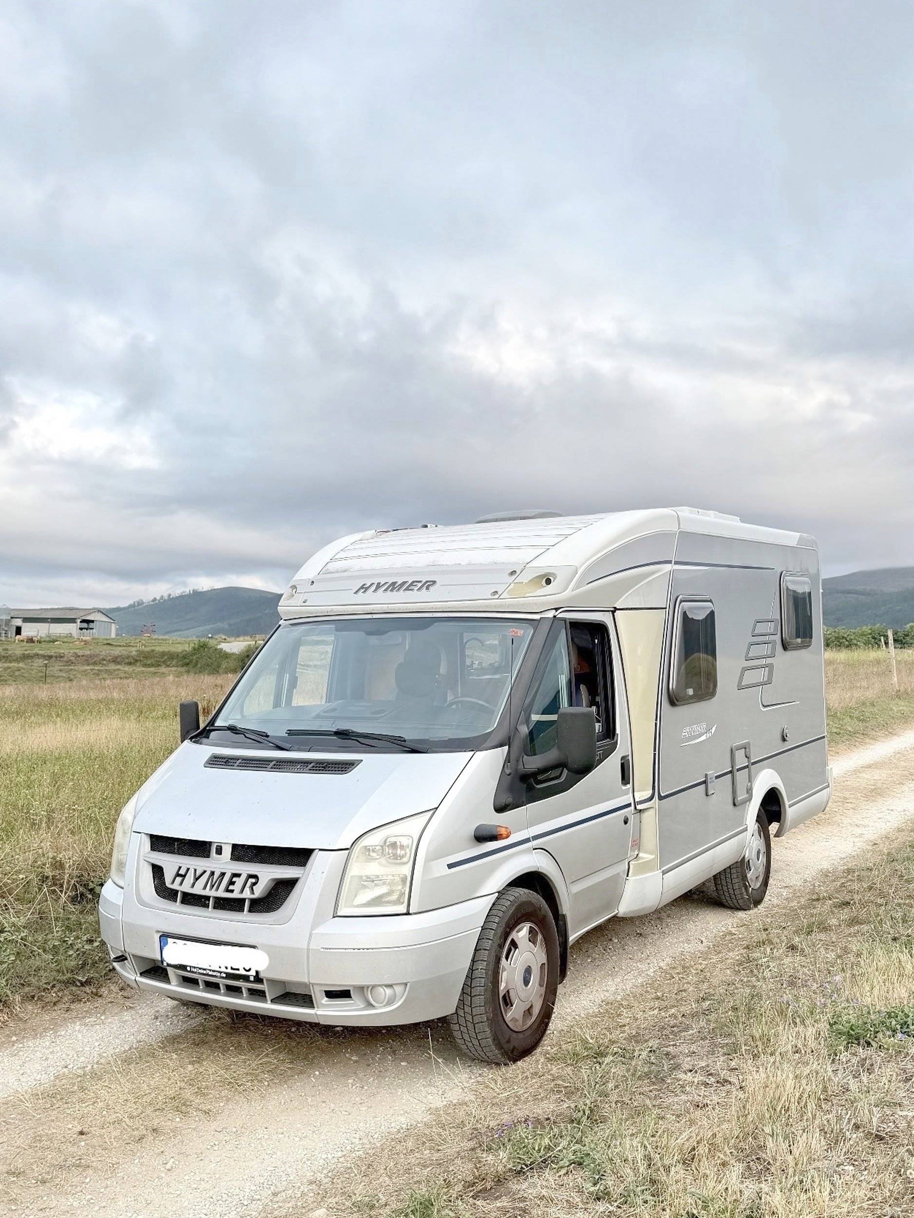Front view from 3/4 Ford Van 522 hymer - Yescapa