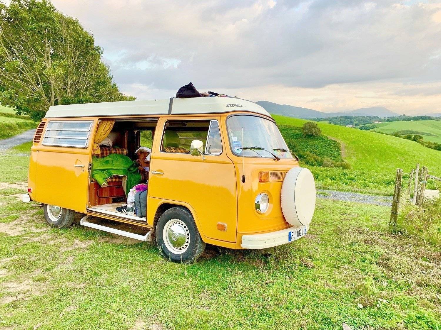 Vue avant de 3/4 Volkswagen T2B - Yescapa