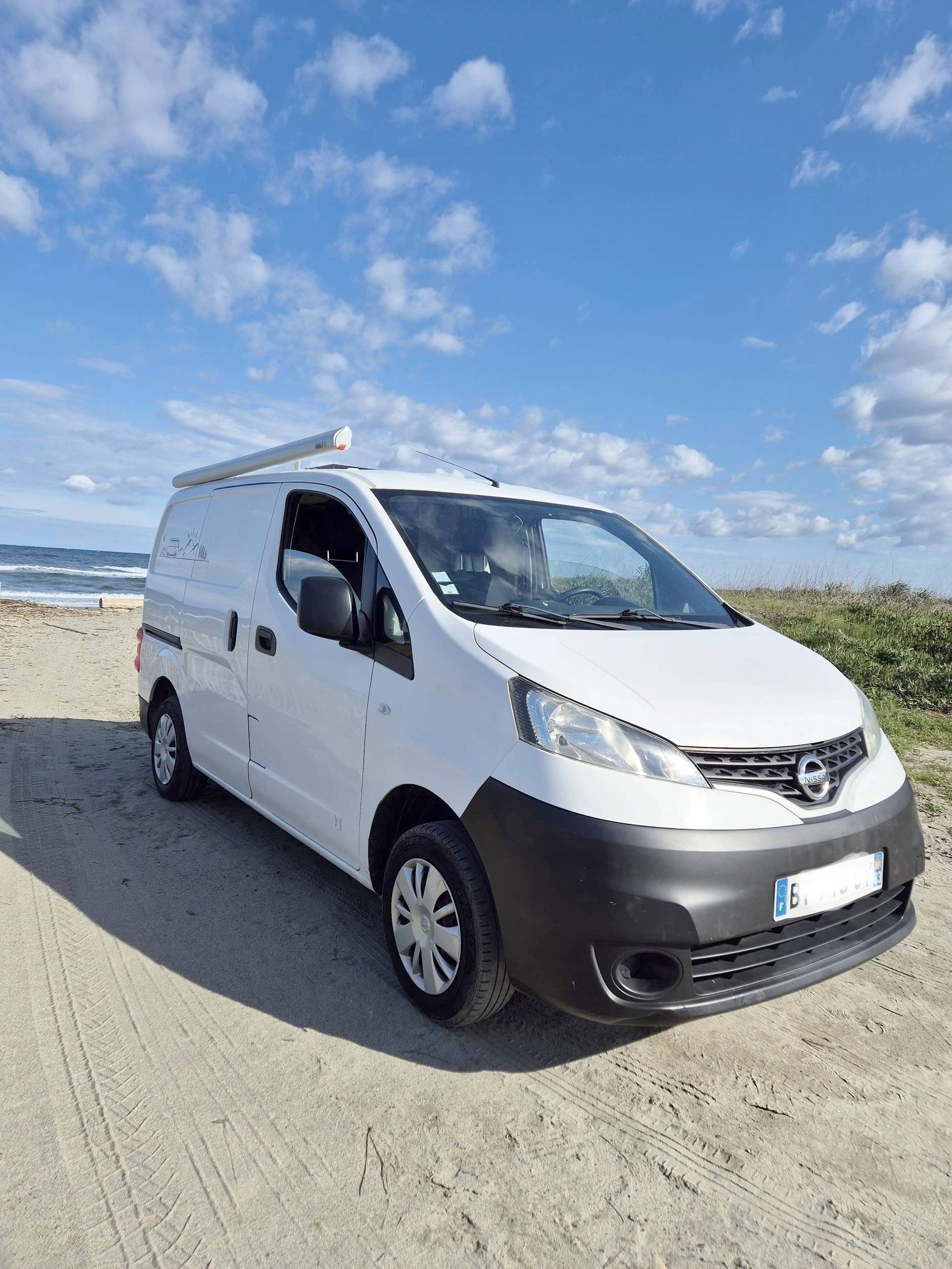Vue avant de 3/4 Nissan NV200 - Yescapa