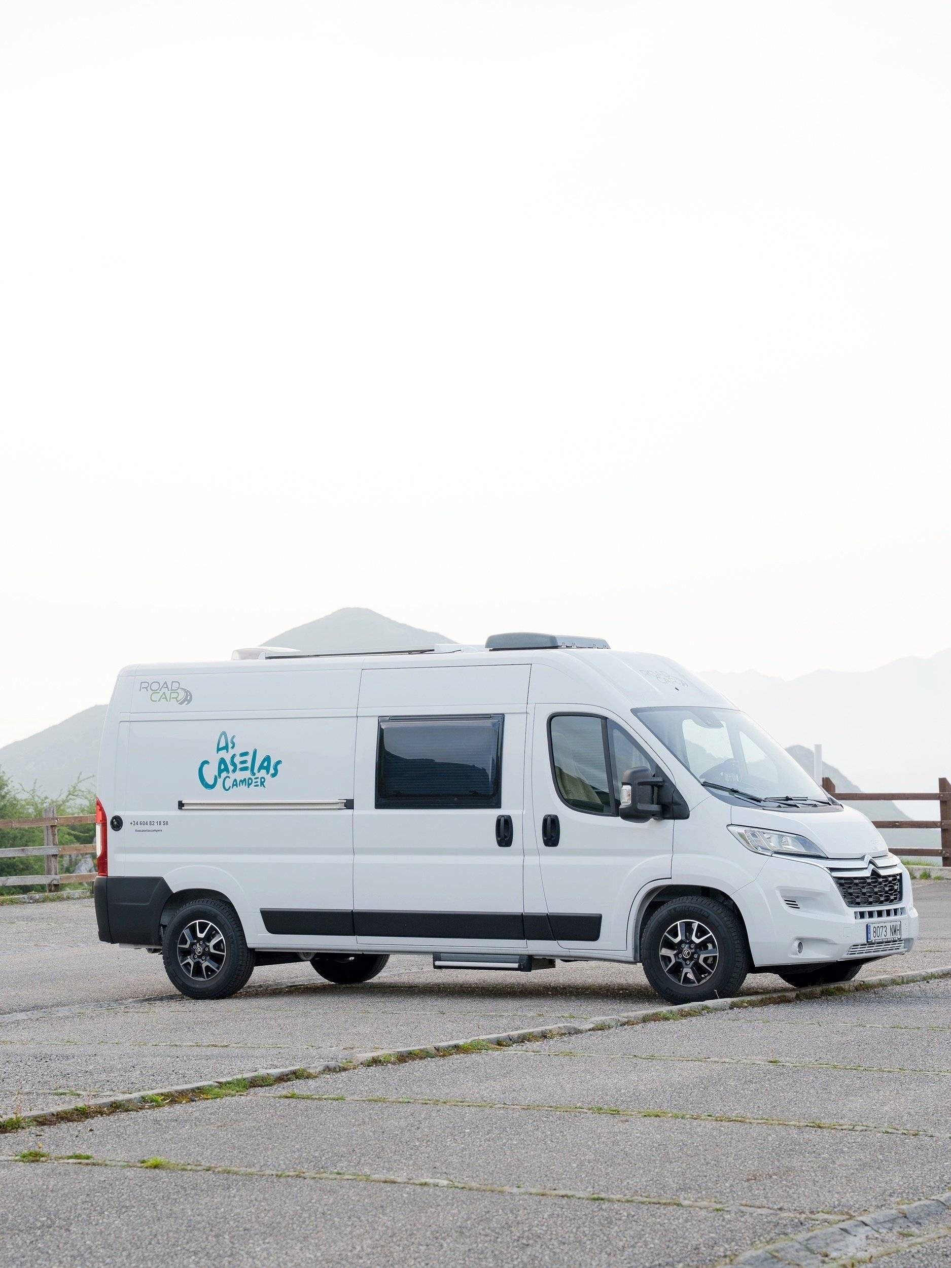 schräge Vorderansicht Citroën 2.2L 140CV - Yescapa