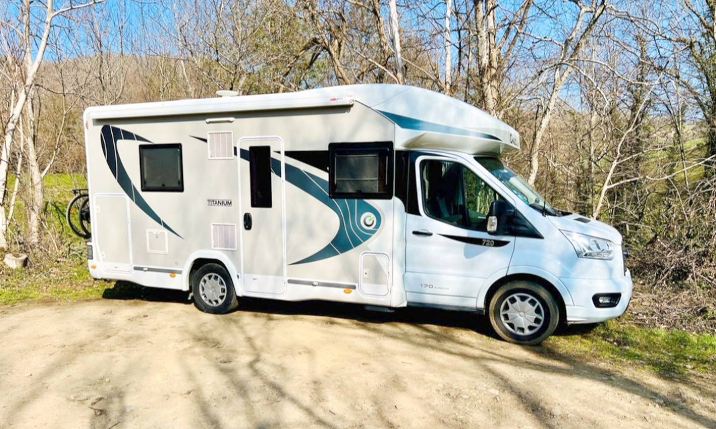 Front view from 3/4 Ford Chausson 720 - Yescapa