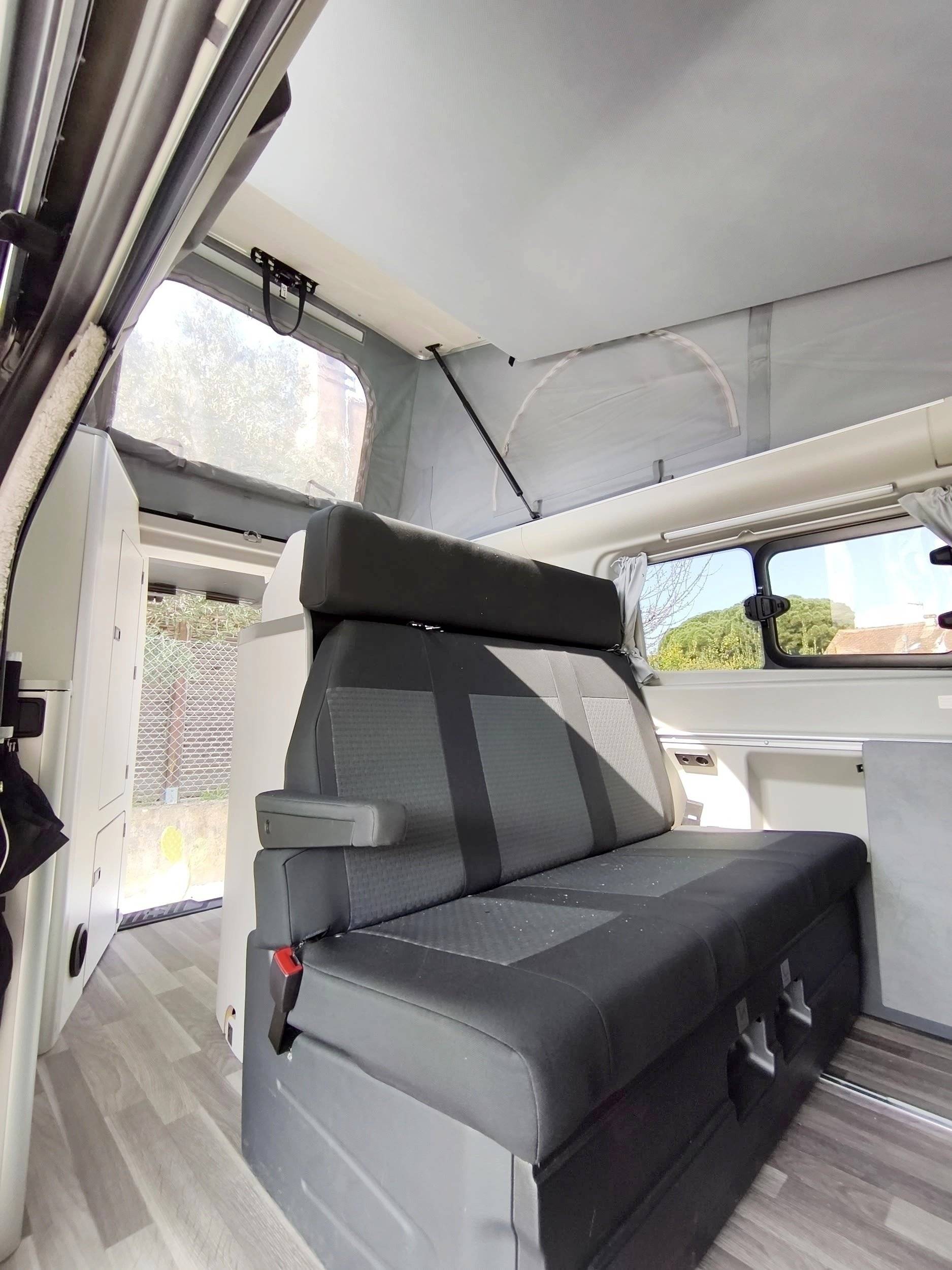 Berth Ford Transit Custom Nugget 320 L1H1 Camper - Yescapa