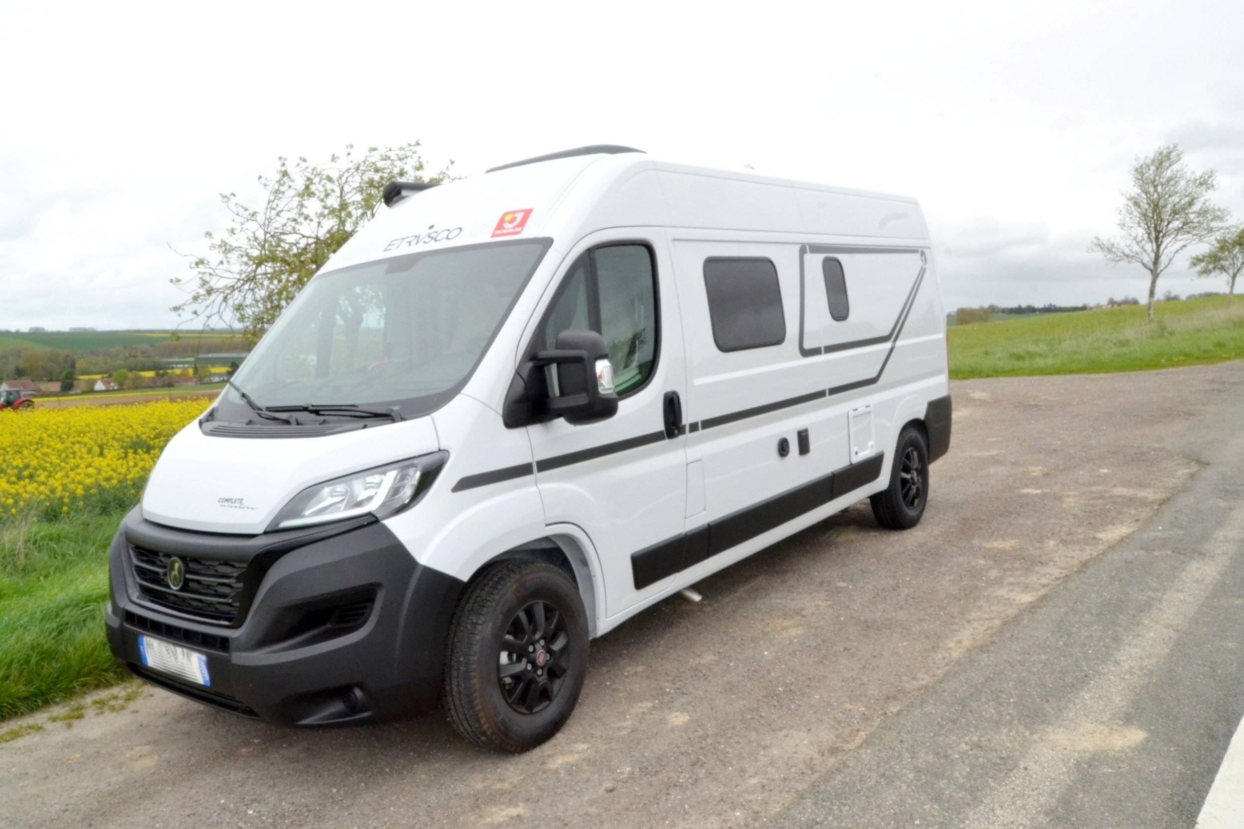 Vista del vehículo ángulo delantero Fiat - Yescapa