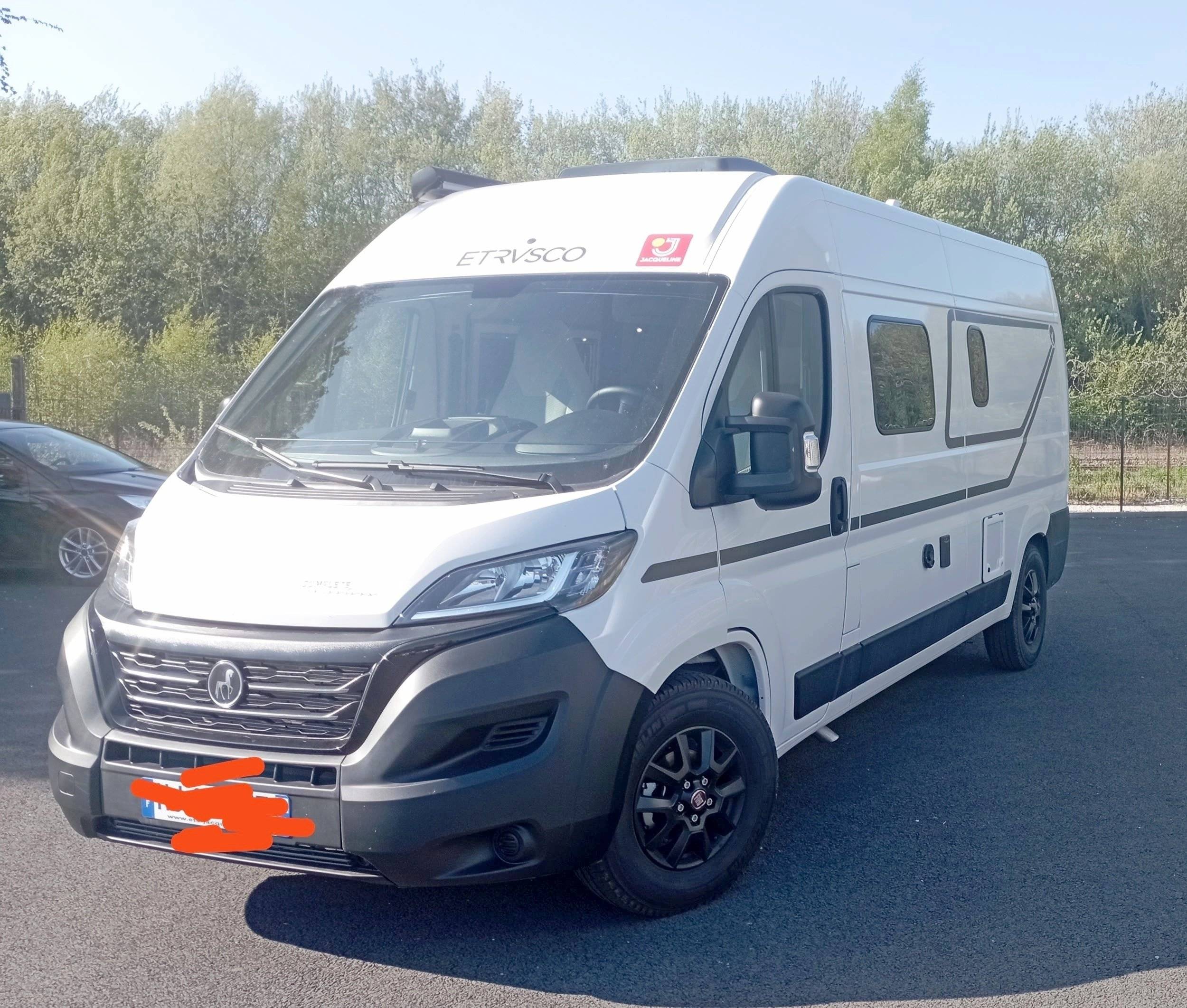 Vista frontale a ¾ Fiat - Yescapa