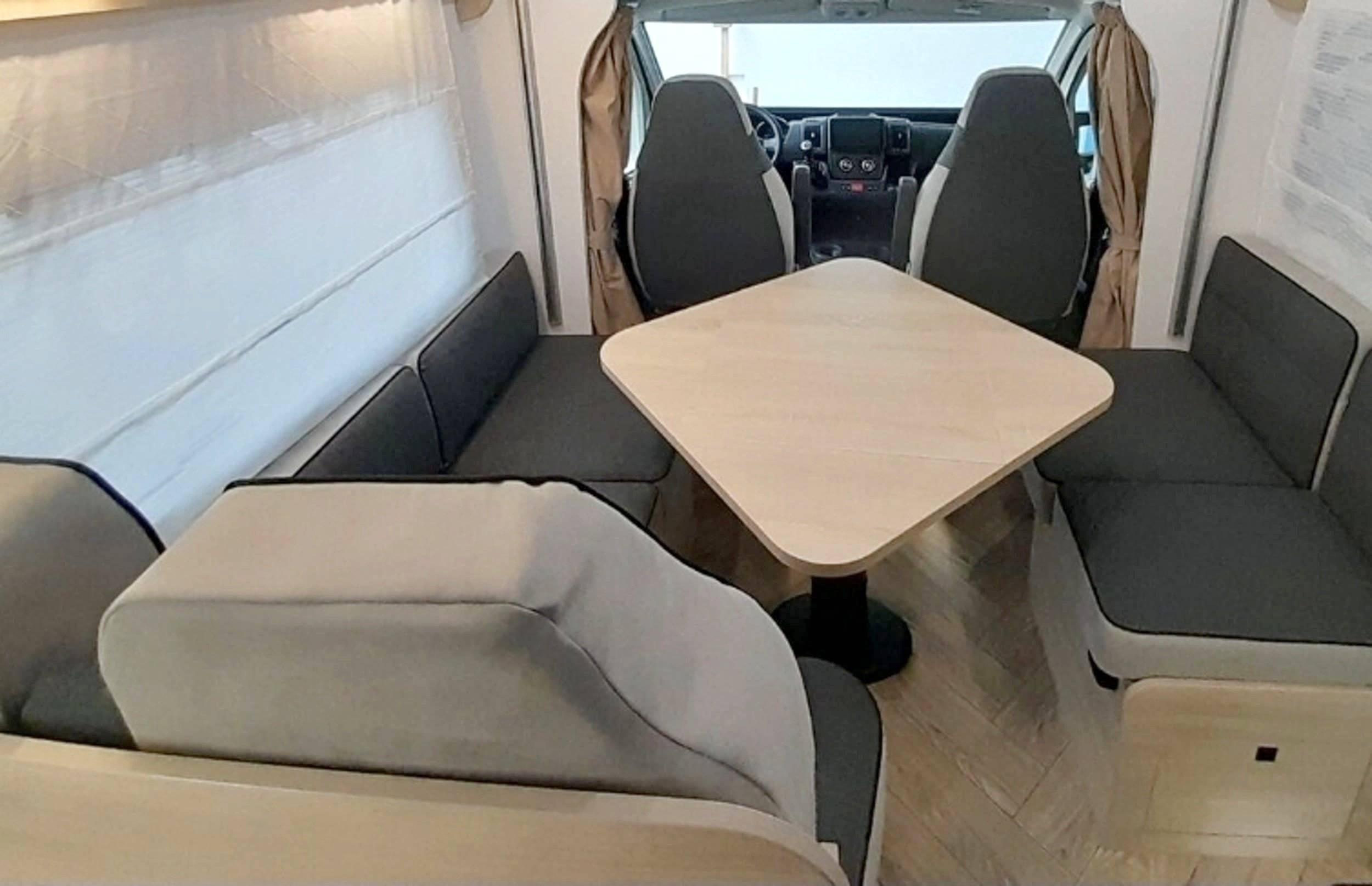 Coin repas Peugeot Boxer 2,2 l hdi 130 ch - Yescapa