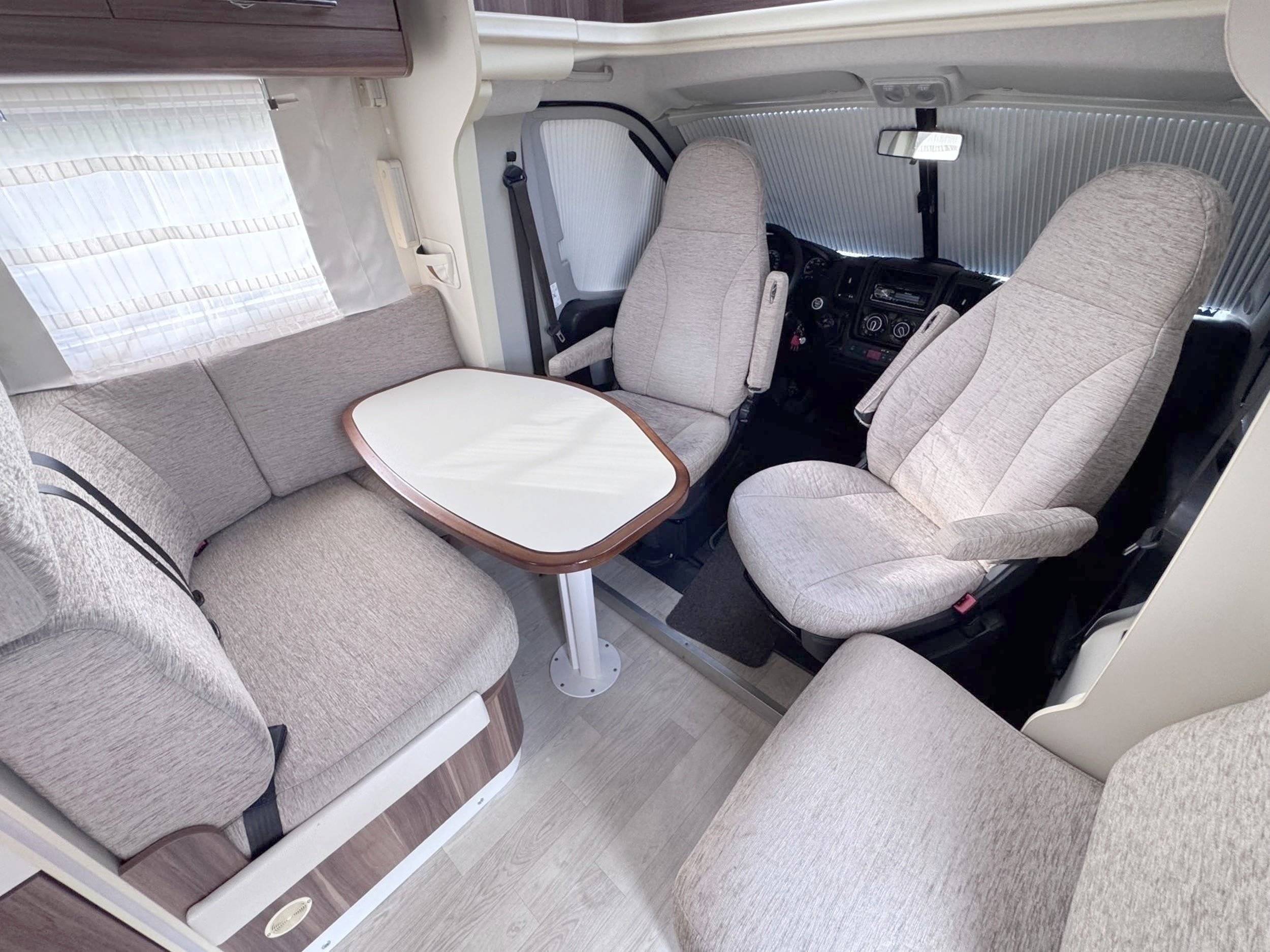 Área de jantar Fiat 2,3 l 130 ch - Yescapa