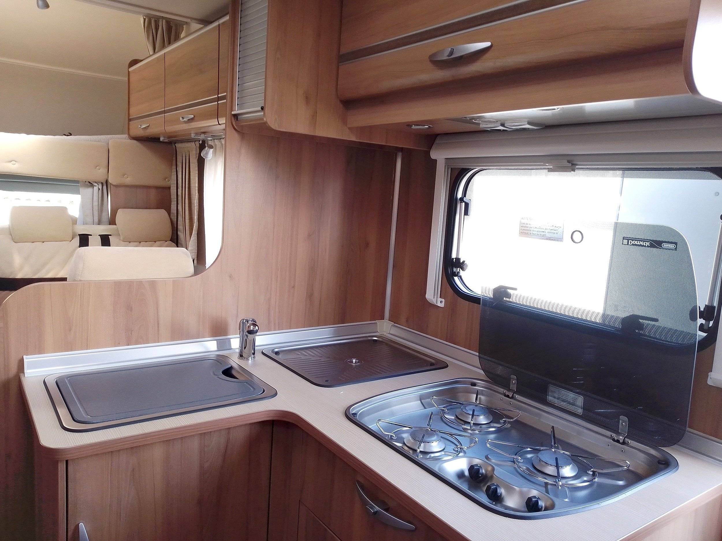 Angolo cucina Ford Transit 2,4 l TDCi 140 ch. - Yescapa