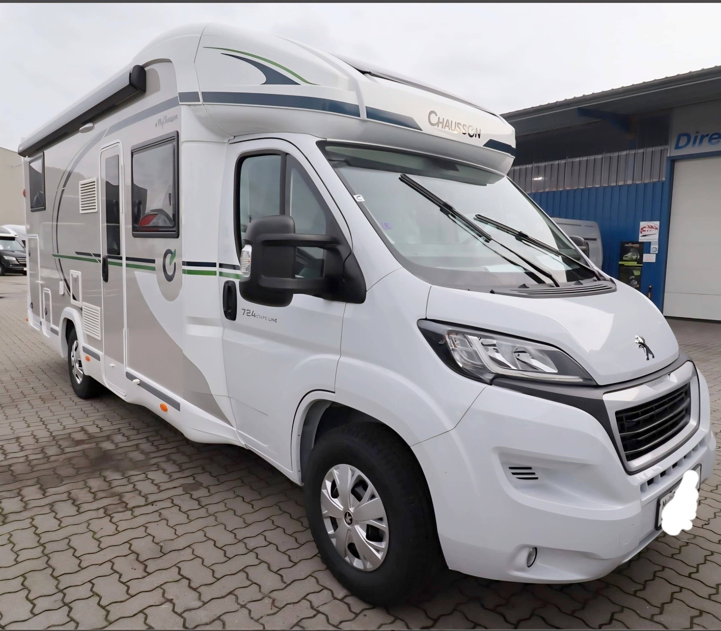 Vista del vehículo ángulo delantero Peugeot Boxer 2.2 Blue HDI 140ch - Yescapa