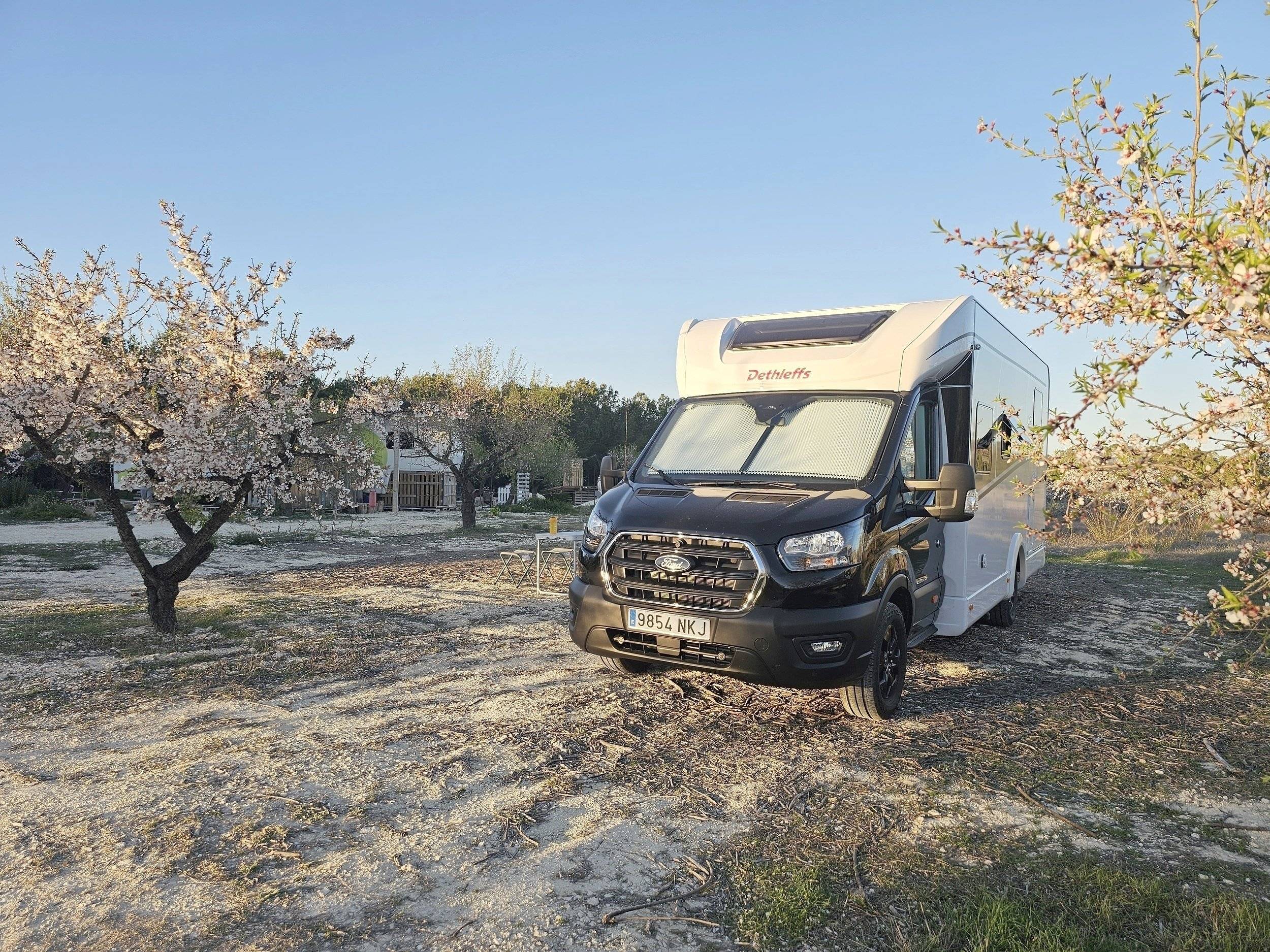 Front view from 3/4 Ford Ford Transit 165 CV - Yescapa