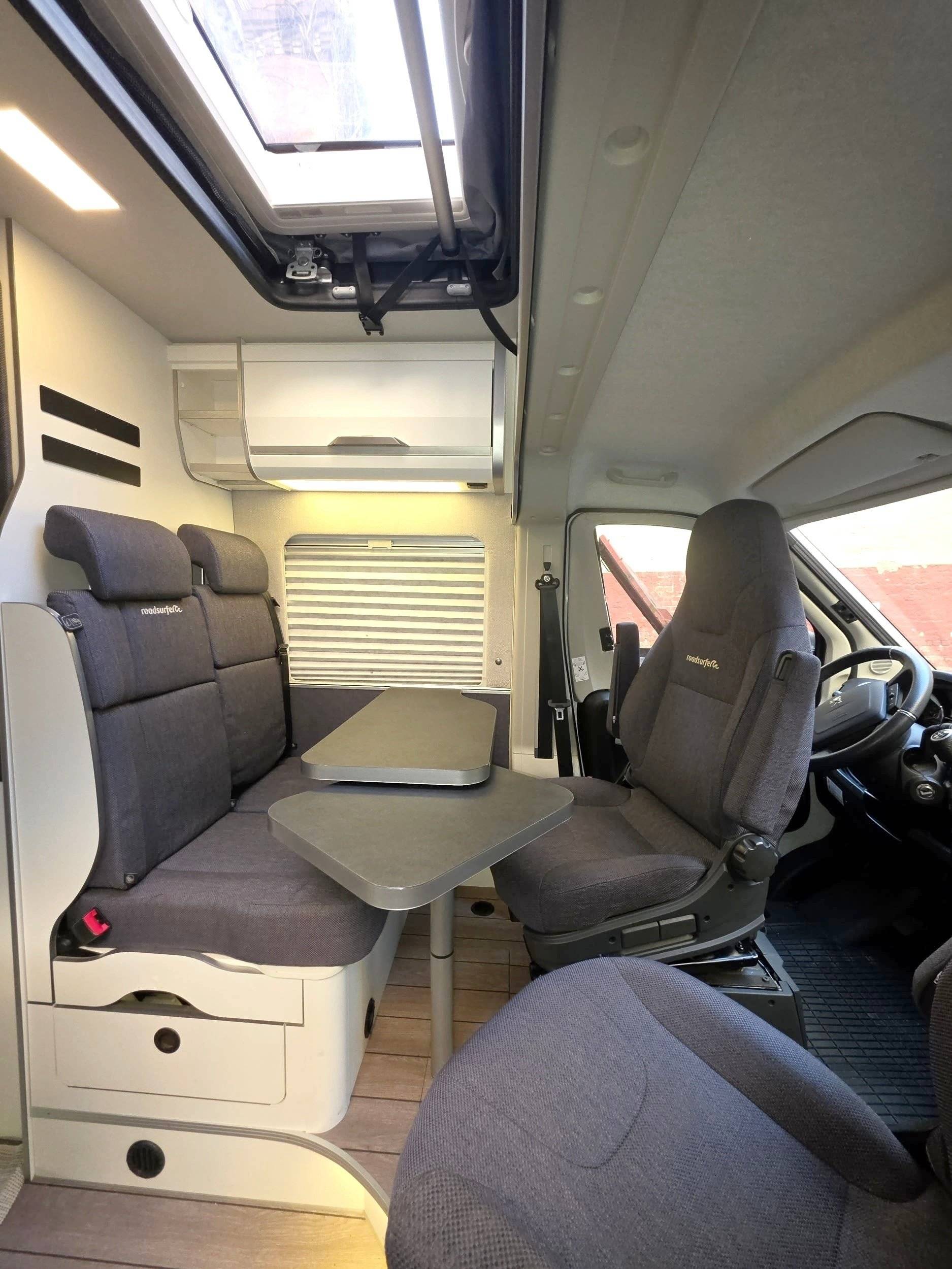 Dining Area Peugeot Boxer - Yescapa